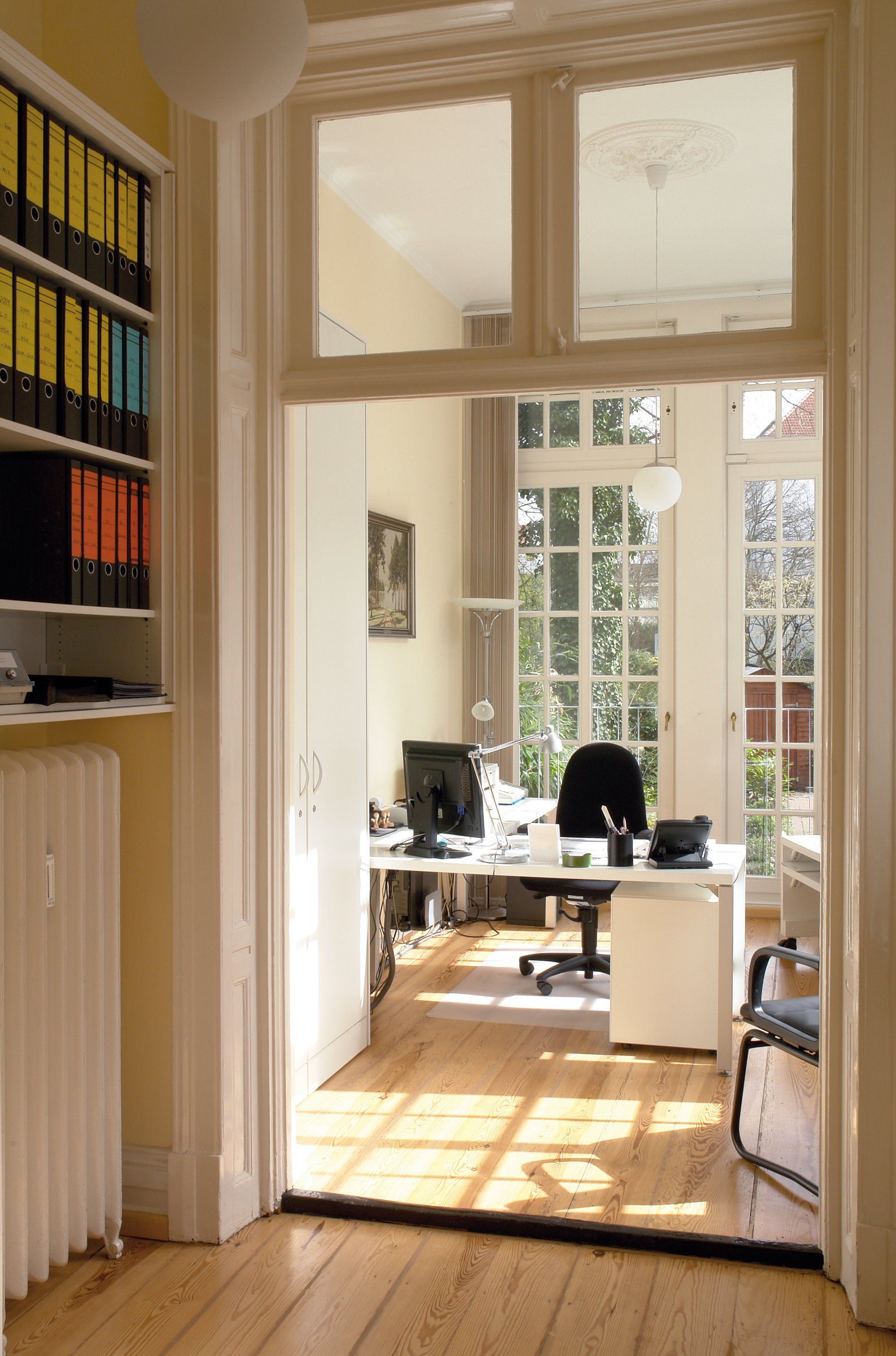 Arbeitsplatz mit Tisch und Schrank von ip20 Büroeinrichtung