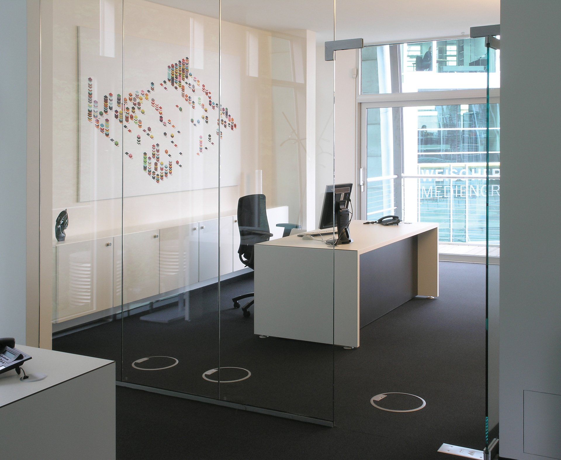 Arbeitsplatz mit Tisch und Schrank von ip20 Büroeinrichtung