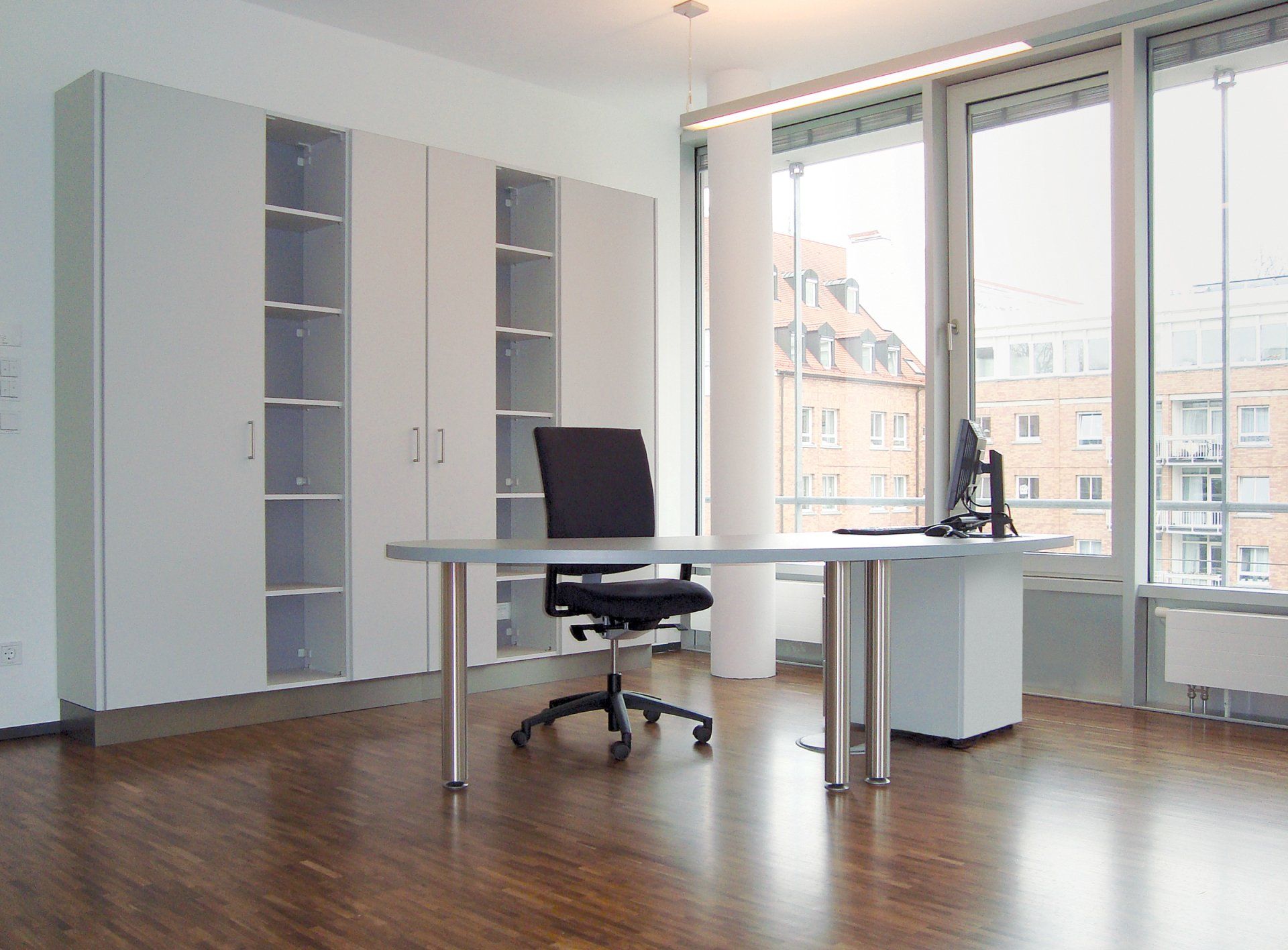 Arbeitsplatz mit Tisch und Schrank von ip20 Büroeinrichtung