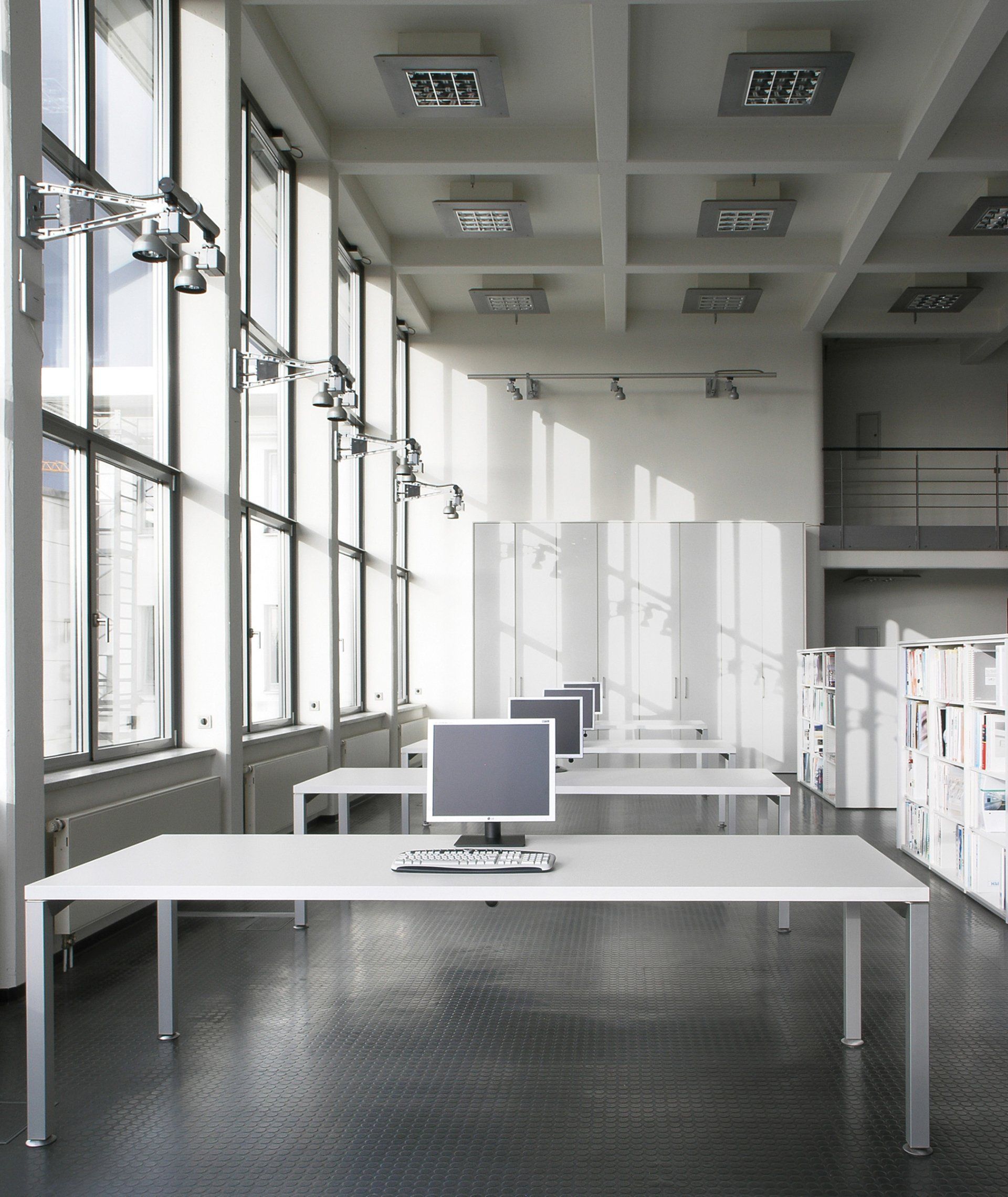 Arbeitsplatz mit Tisch und Schrank von ip20 Büroeinrichtung