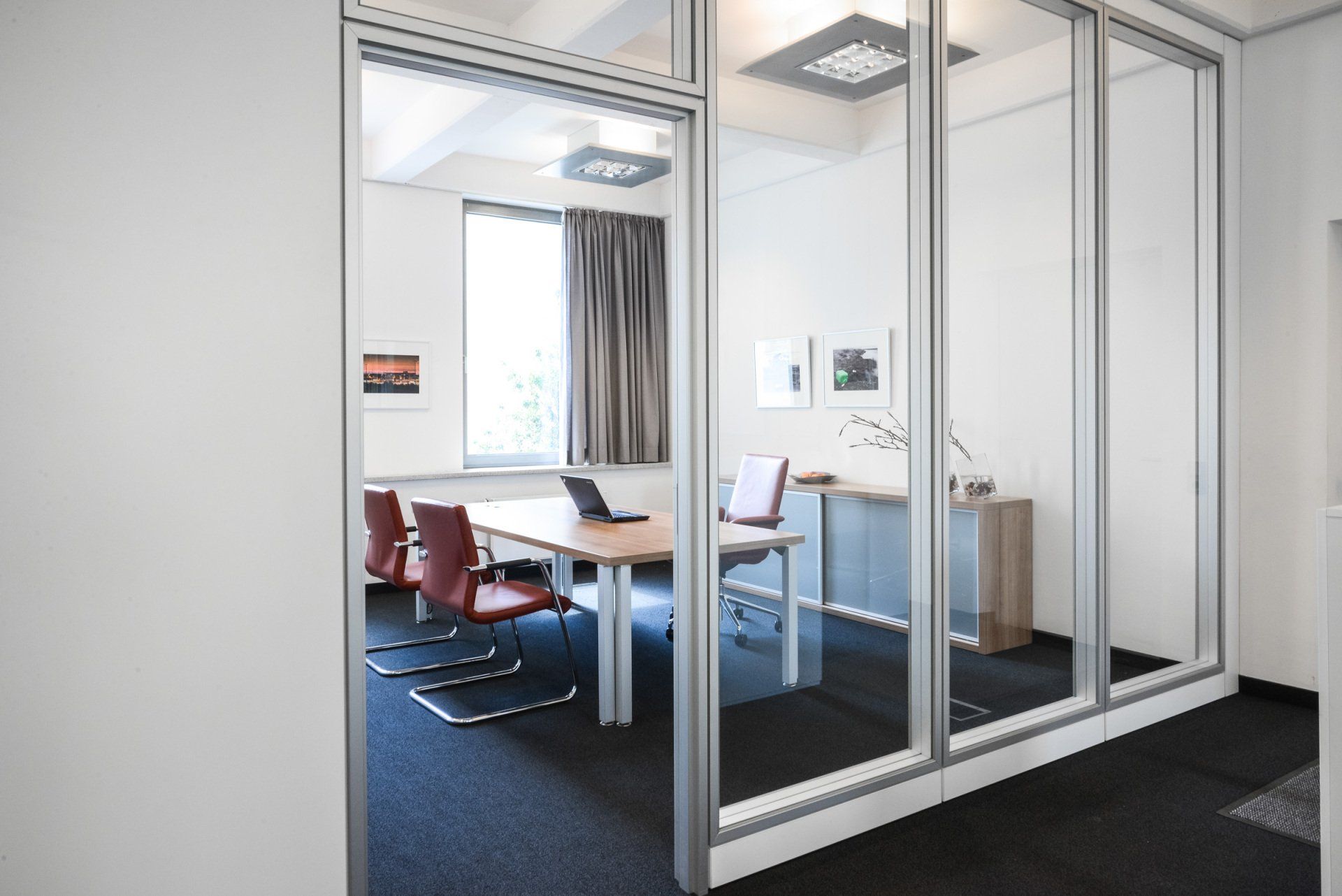 Arbeitsplatz mit Tisch und Schrank von ip20 Büroeinrichtung