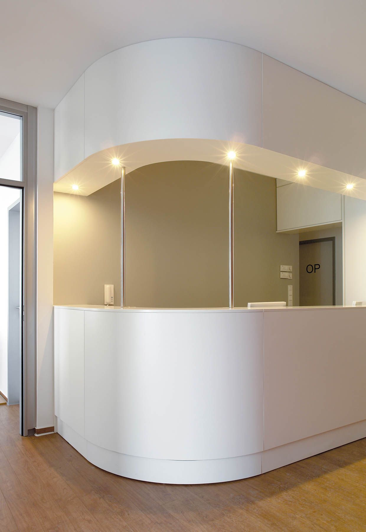 Tresen, Theke, Annahme- und Empfangstresen von ip20 Praxiseinrichtung nach Maß.