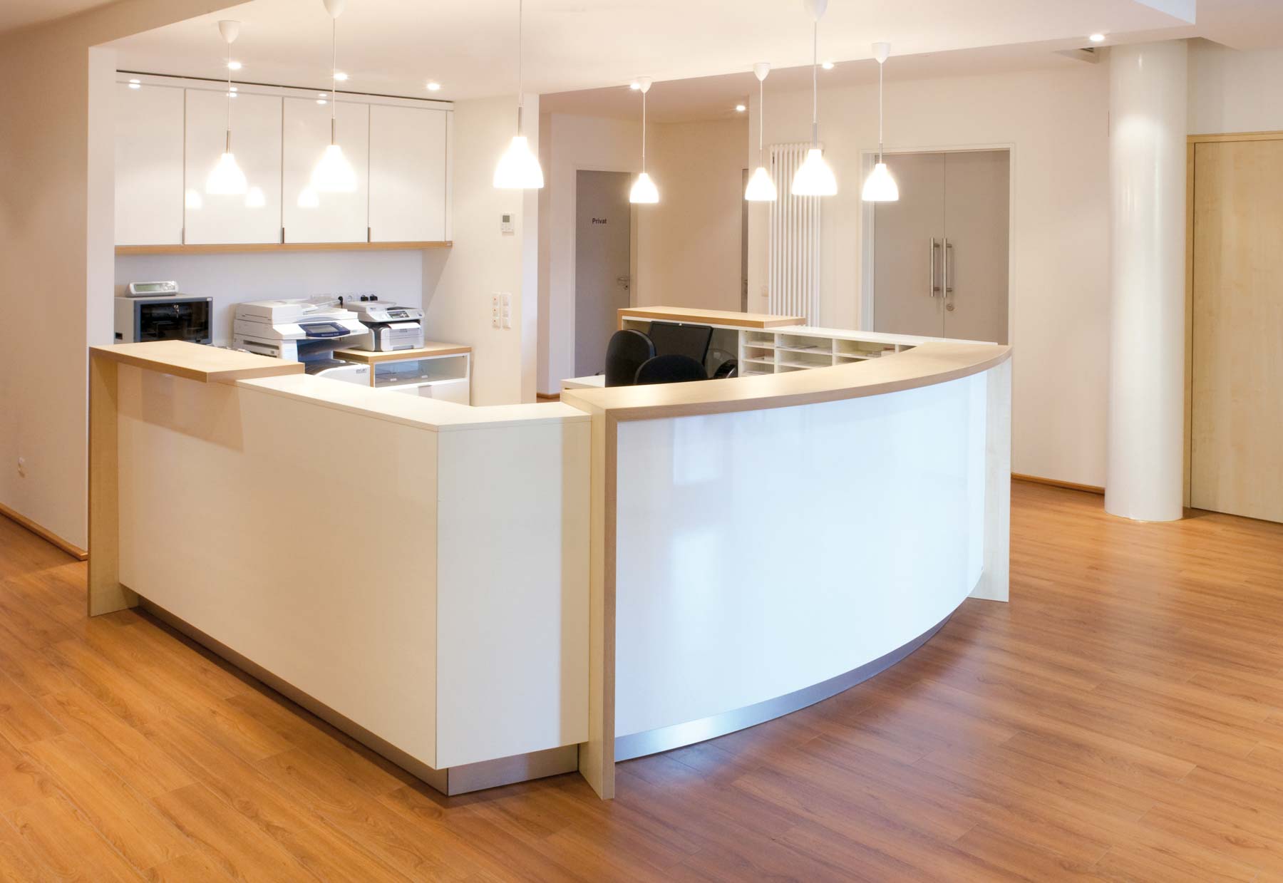 Tresen, Theke, Annahme- und Empfangstresen von ip20 Praxiseinrichtung nach Maß.