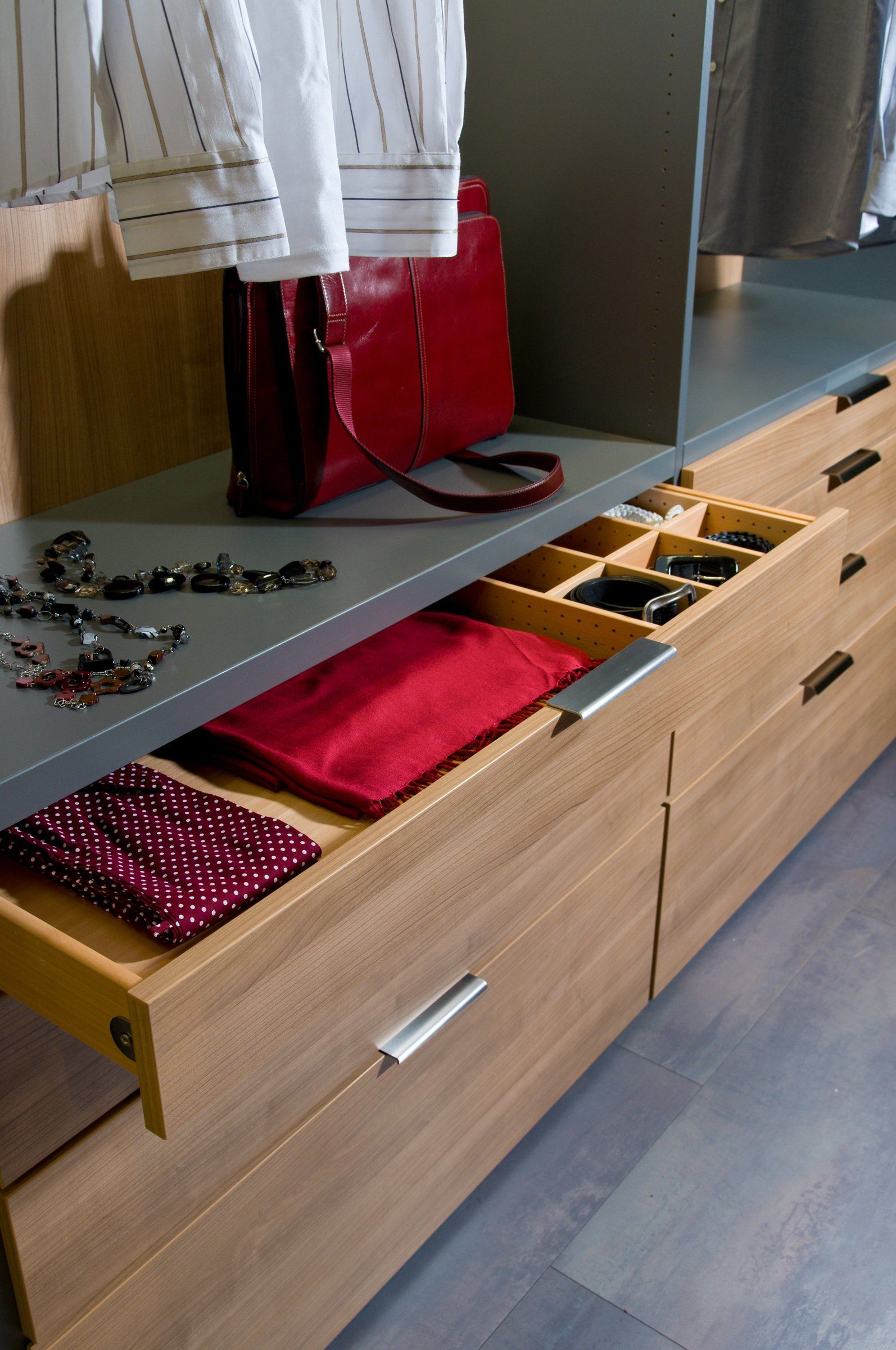 Kleiderschränke von ip20 Möbel nach Maß – hier mit Schubladen.