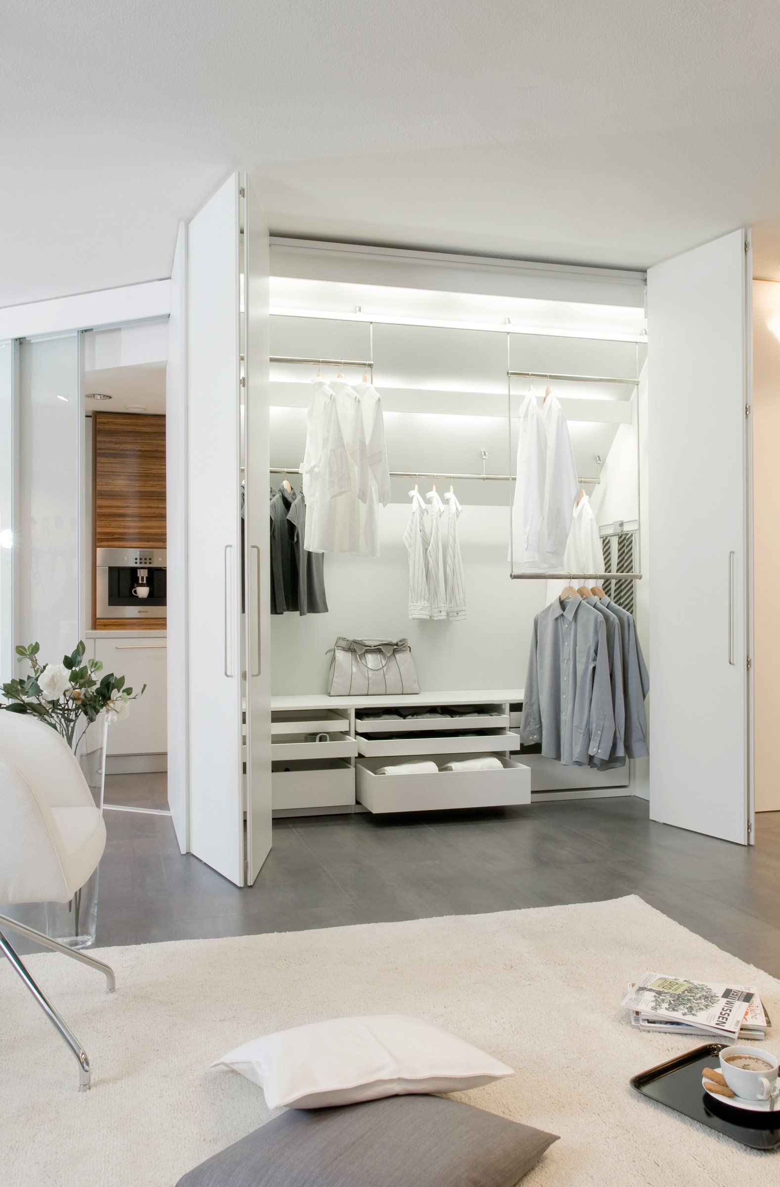 Ein Wohnzimmer mit Falttürenschrank und dressglider von ip20