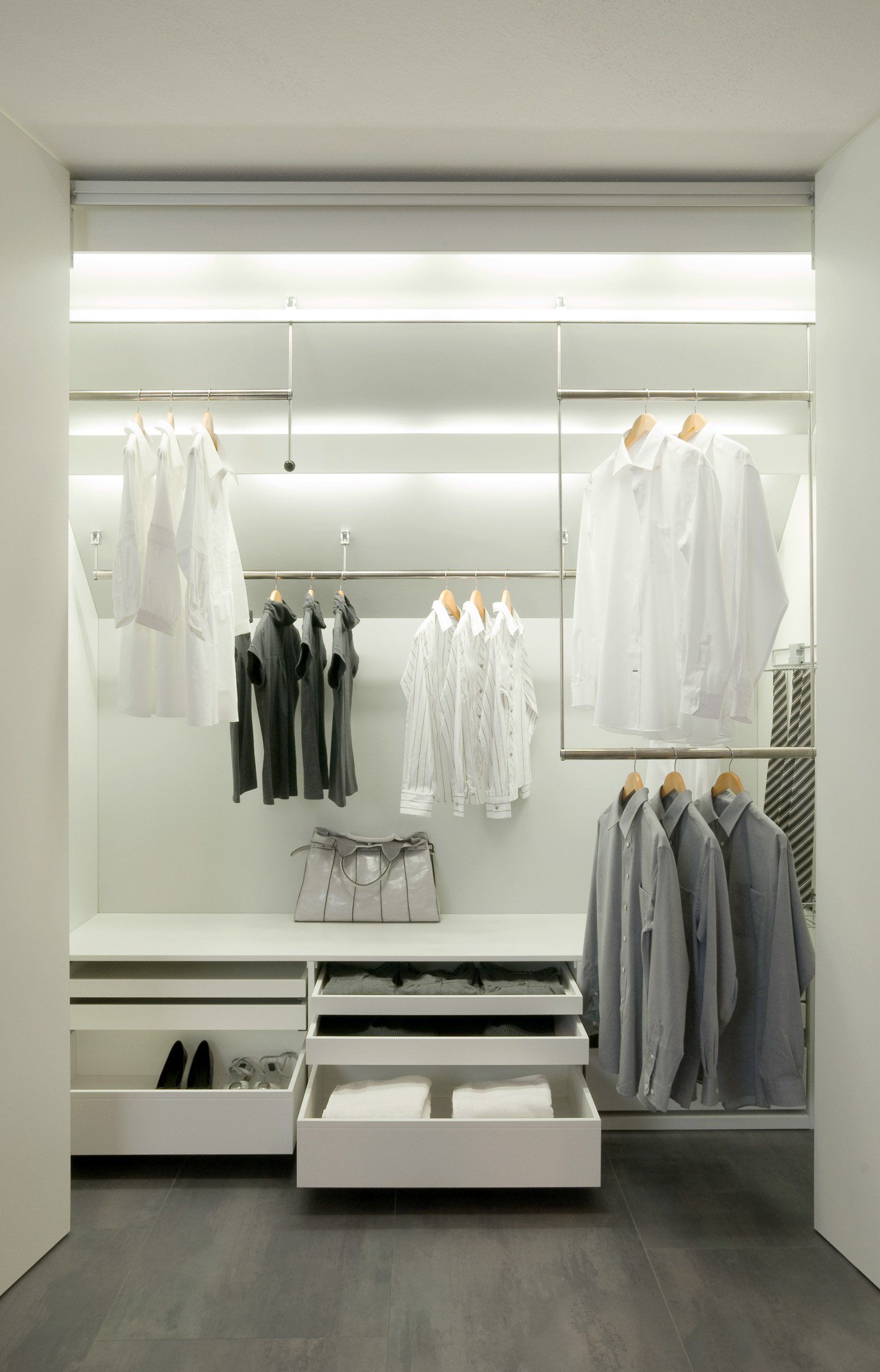 Der dressglider: eine bewegliche Kleiderstange von ip20 Möbel nach Maß