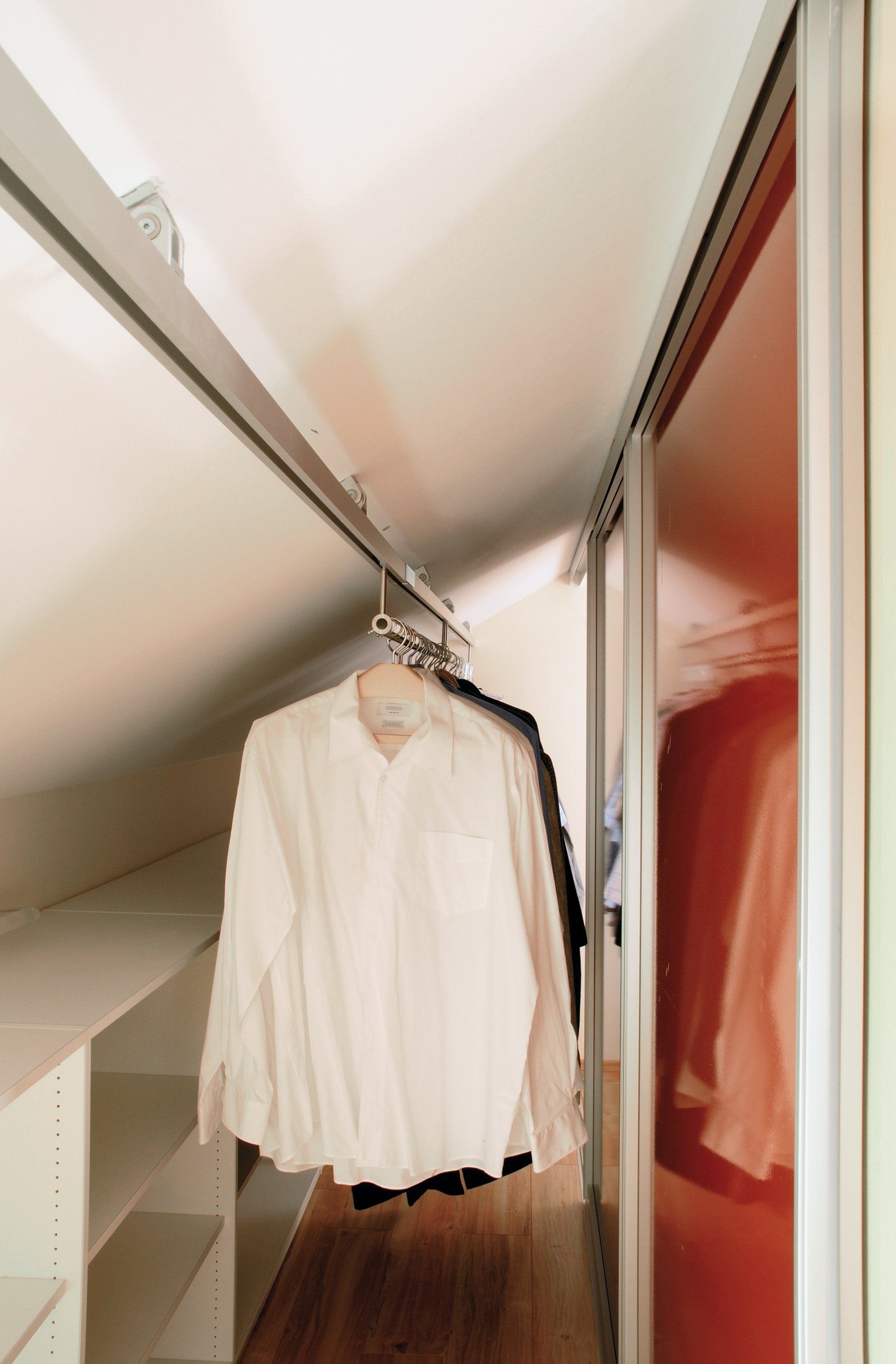 Der dressglider: eine bewegliche Kleiderstange von ip20 Möbel nach Maß