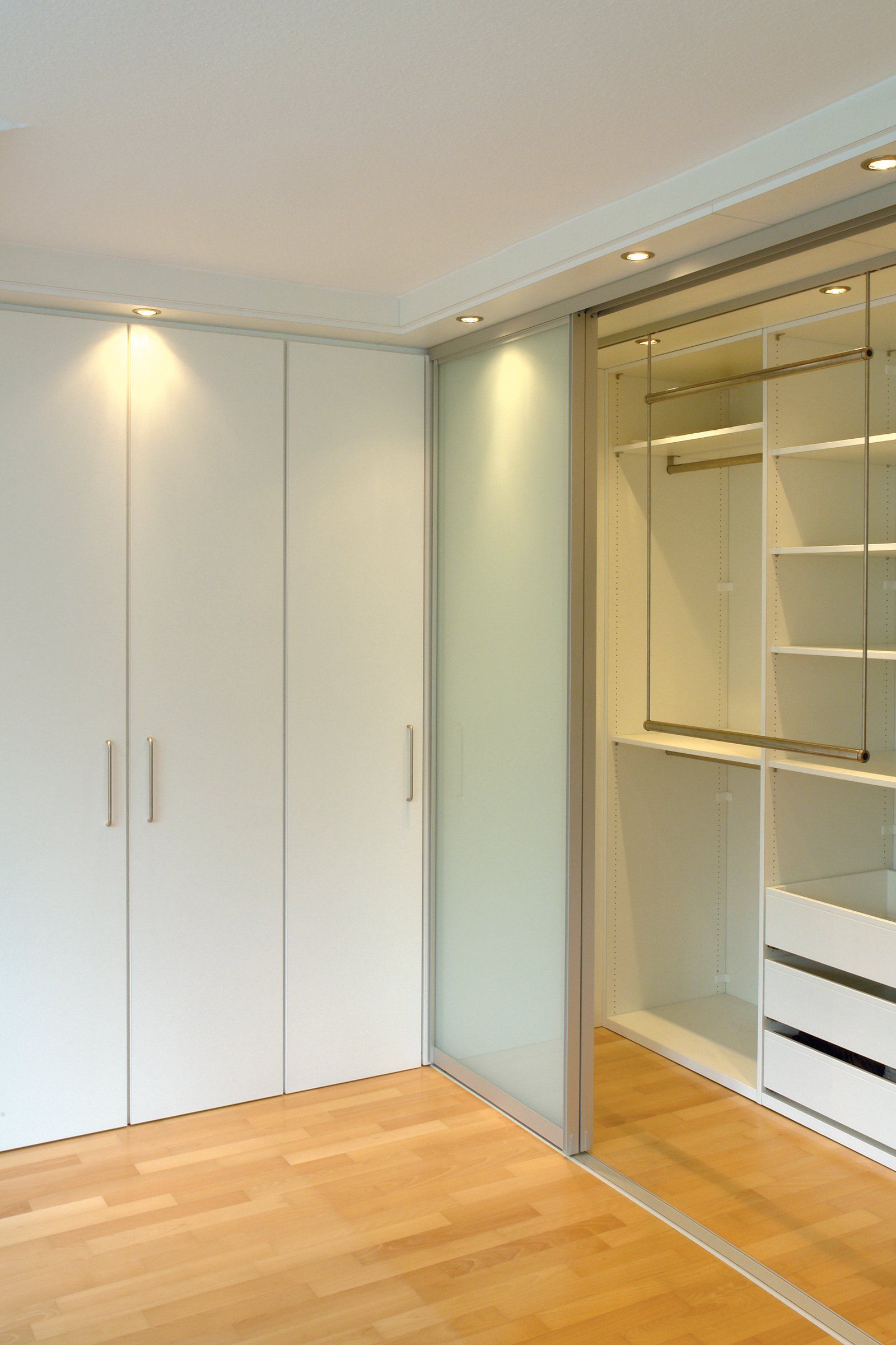 Kleiderschränke mit dressglider über Eck von ip20 Möbel nach Maß.