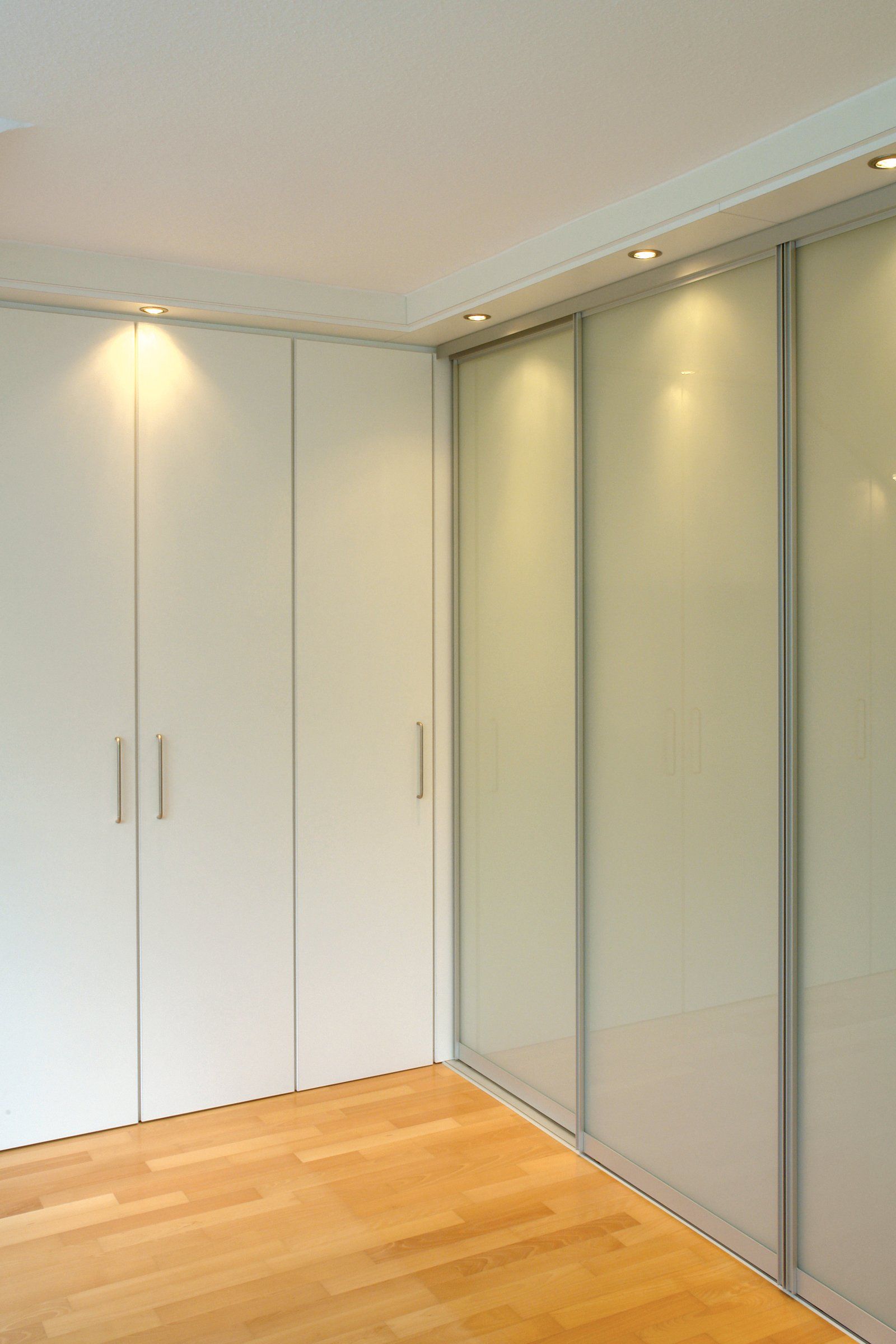 Kleiderschränke über Eck von ip20 Möbel nach Maß.