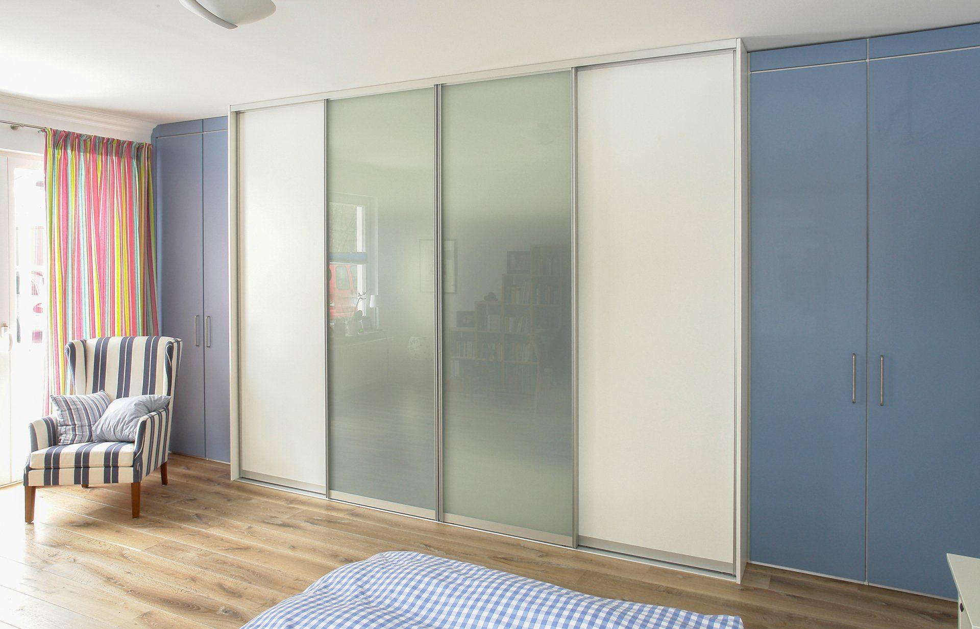 Kleiderschränke mit Schiebetüren aus Glas von ip20 Möbel nach Maß.