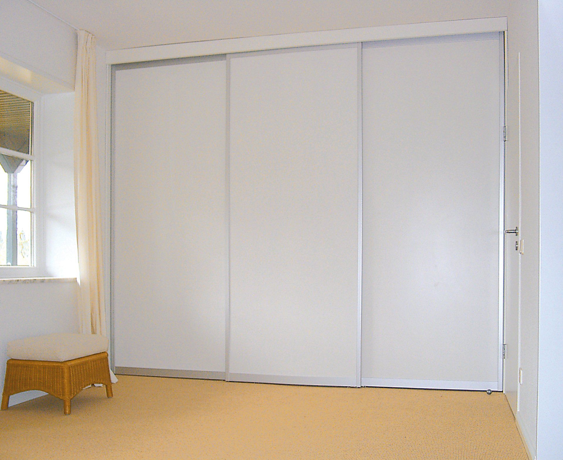 Kleiderschränke mit Schiebetüren von ip20 Möbel nach Maß.