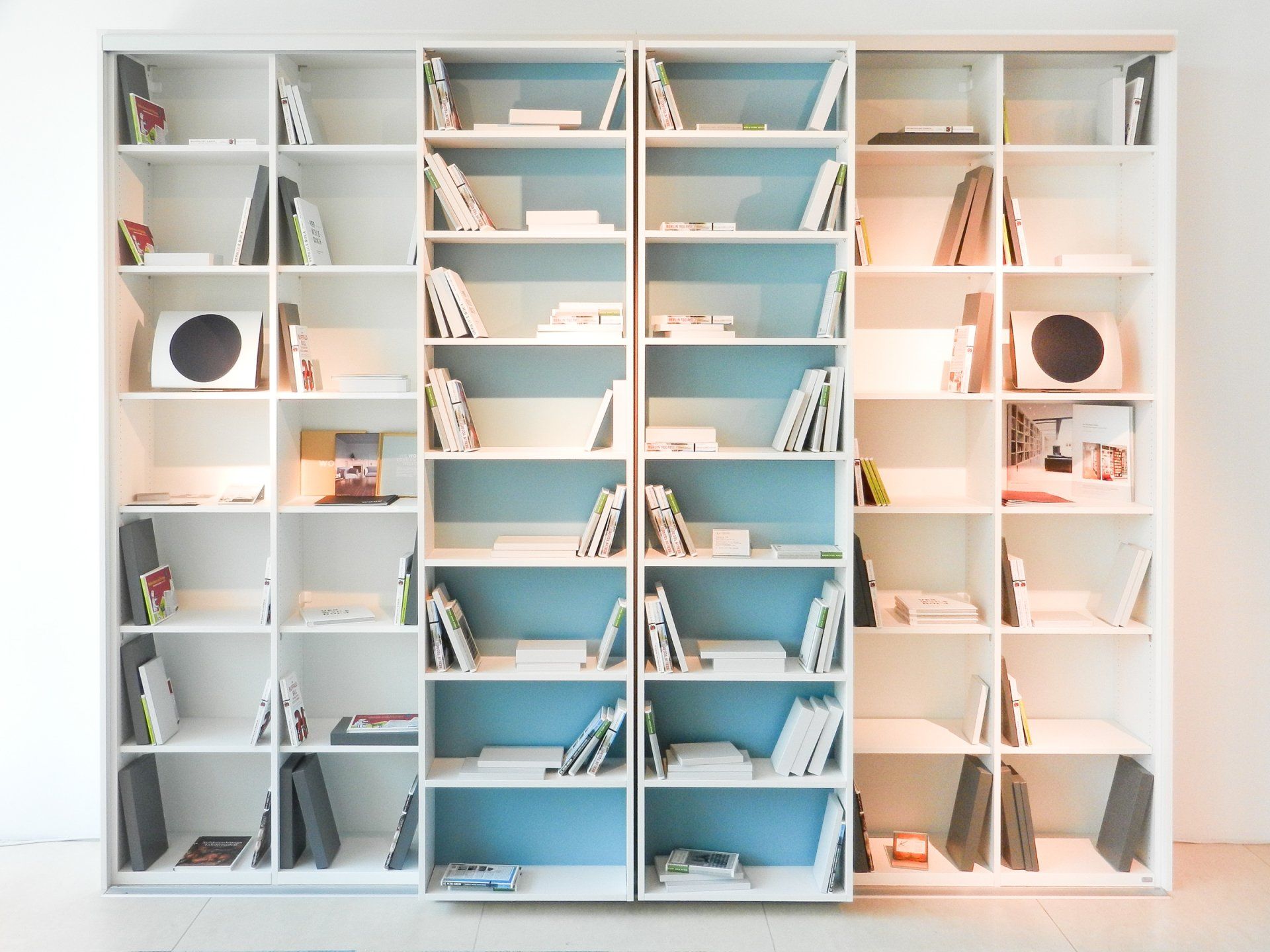 Verschiebbare Bücherregale von ip20 Möbel nach Maß.