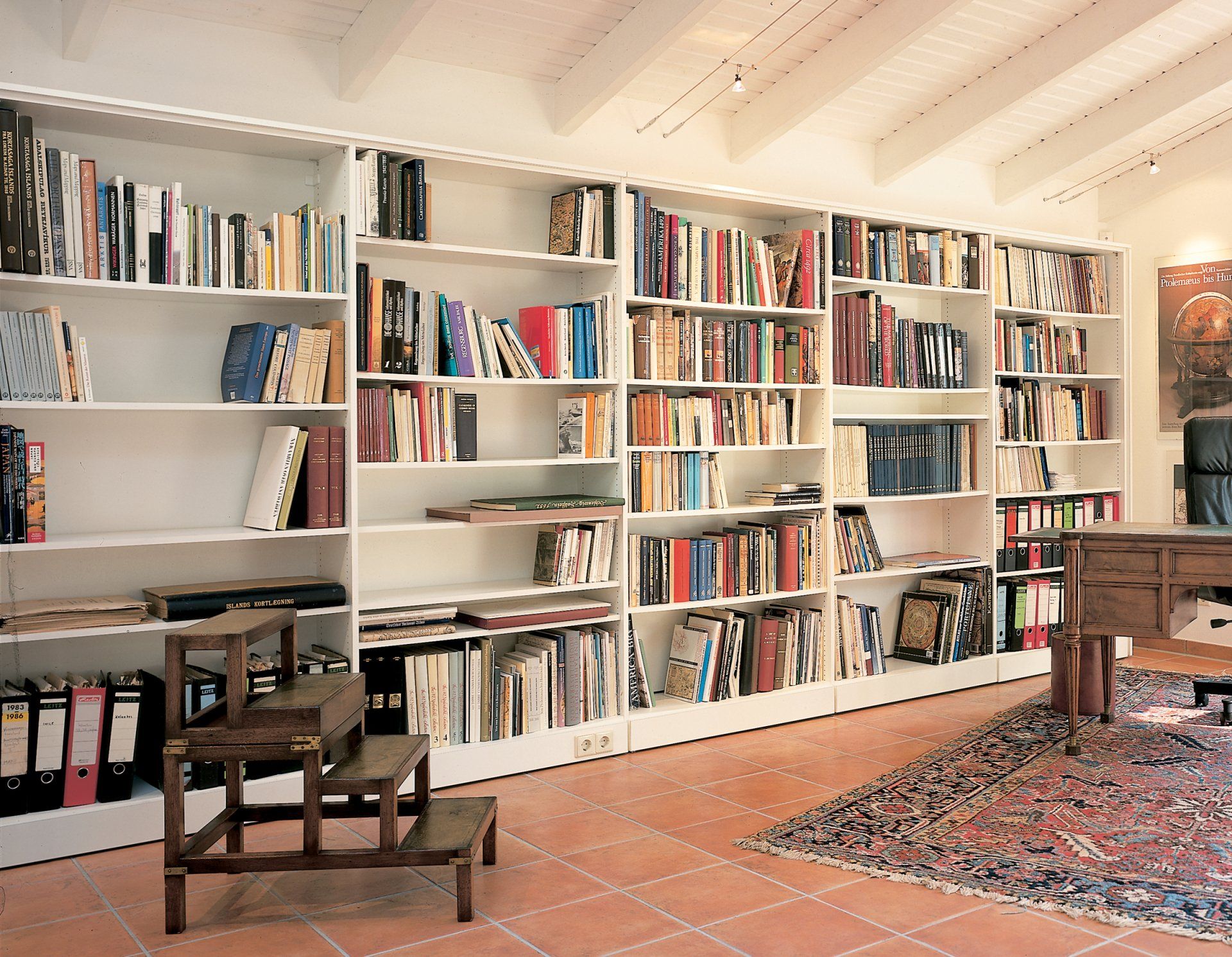 Raumhohe Bücherregale von ip20 Möbel nach Maß.