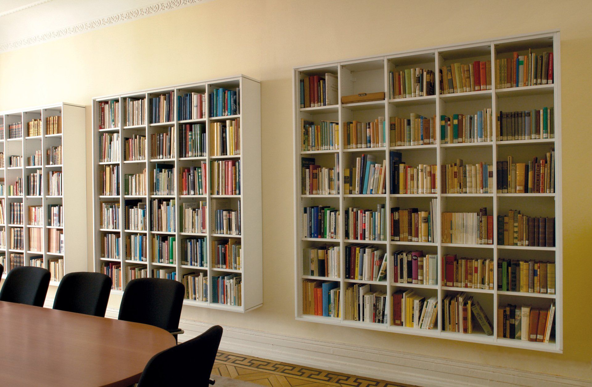 Hängende Bücherregale von ip20 Möbel nach Maß.