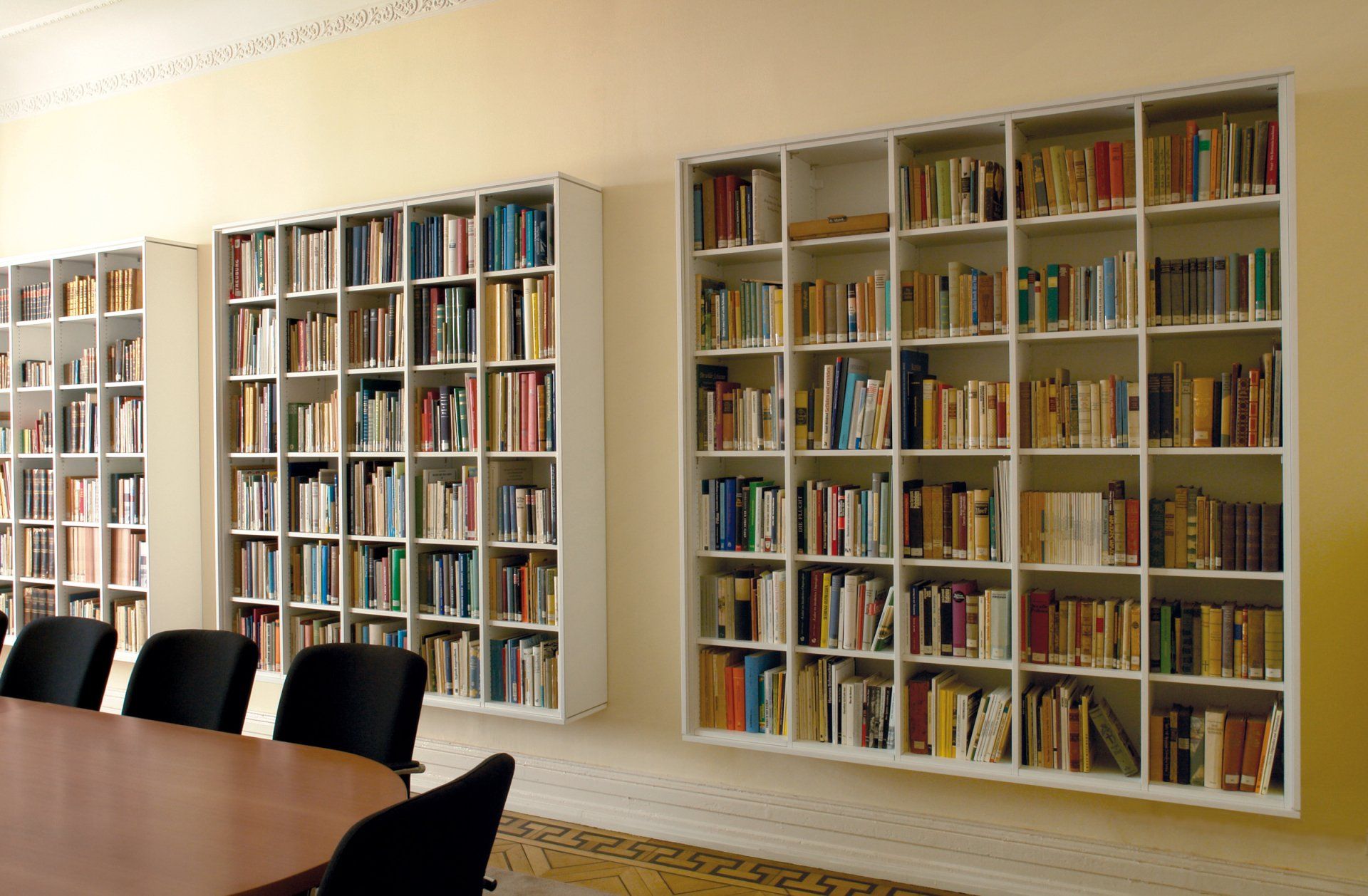 Regale plus Schränke gleich: Stauraum von ip20 Büroeinrichtung nach Maß.