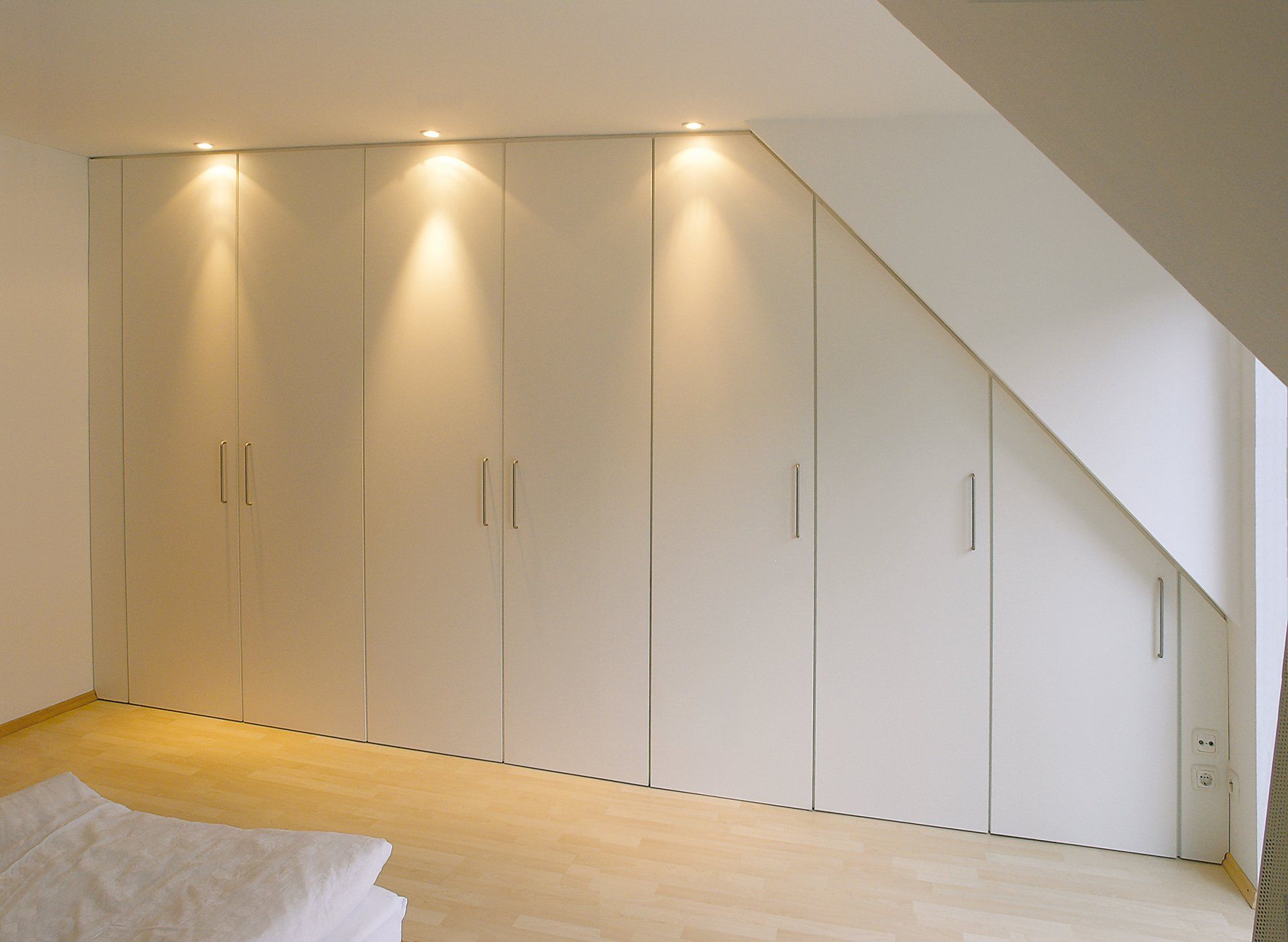 Kleiderschränke von ip20 Möbel nach Maß – hier unter einer Dachschräge.