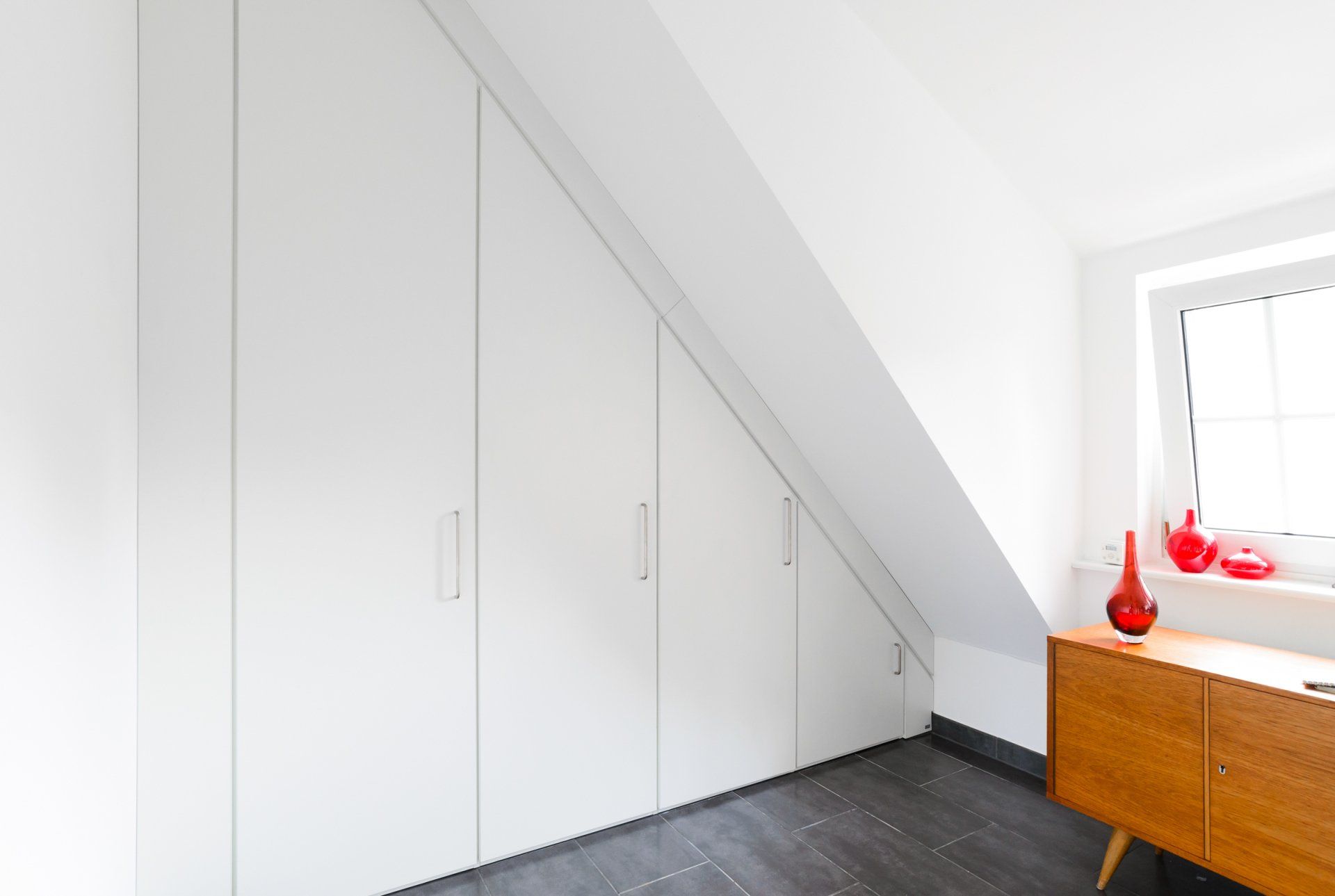 Kleiderschränke von ip20 Möbel nach Maß – hier ein Dachschrägenschrank.
