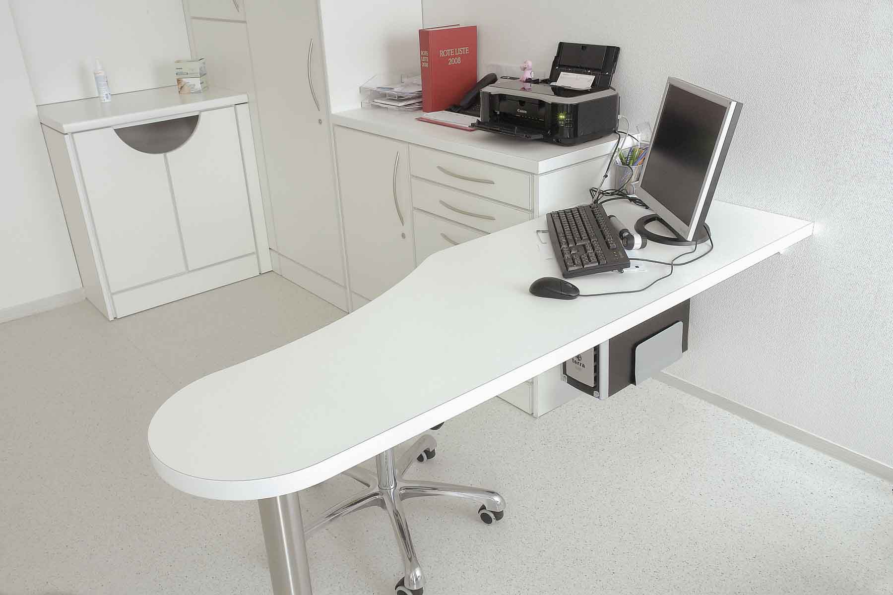 Arztzimmer bzw. Sprechzimmer oder Untersuchungsraum mit Möbeln von ip20 Praxiseinrichtung nach Maß.