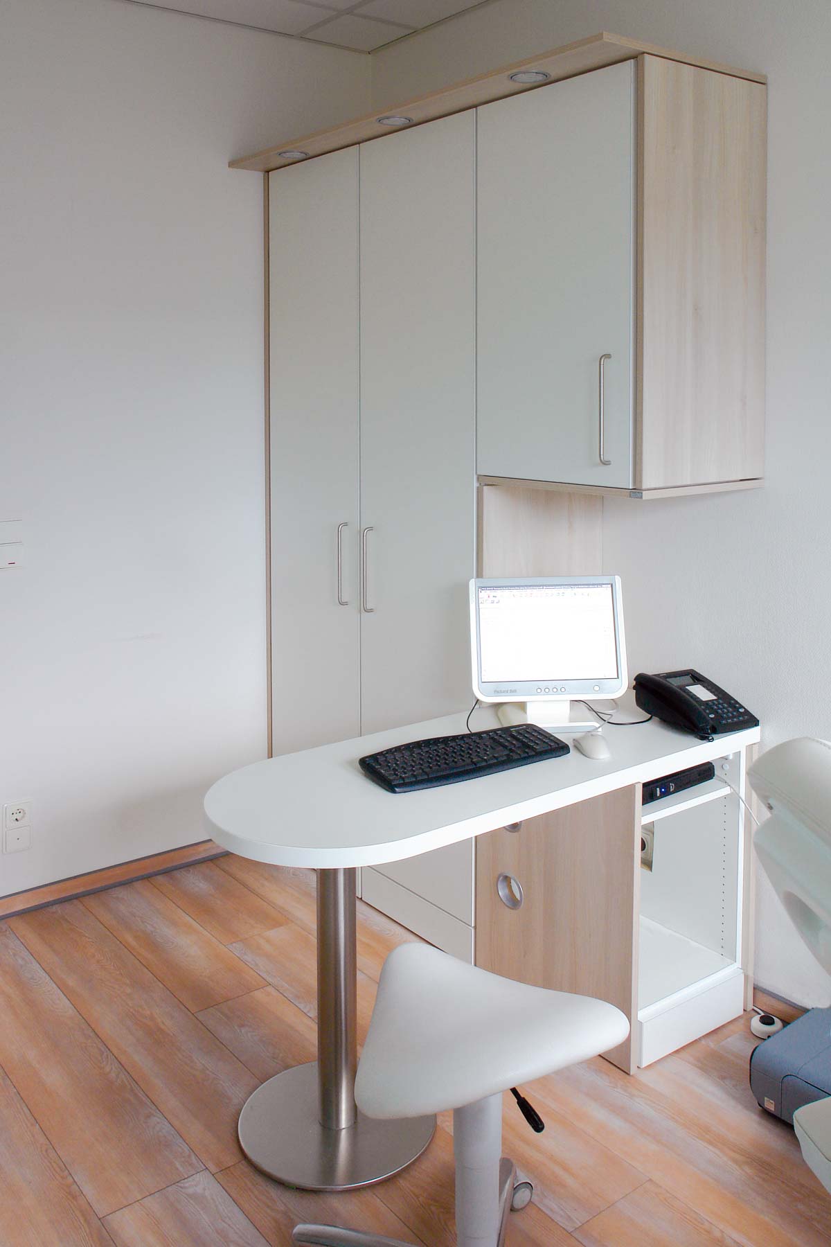 Arztzimmer bzw. Sprechzimmer oder Untersuchungsraum mit Möbeln von ip20 Praxiseinrichtung nach Maß.