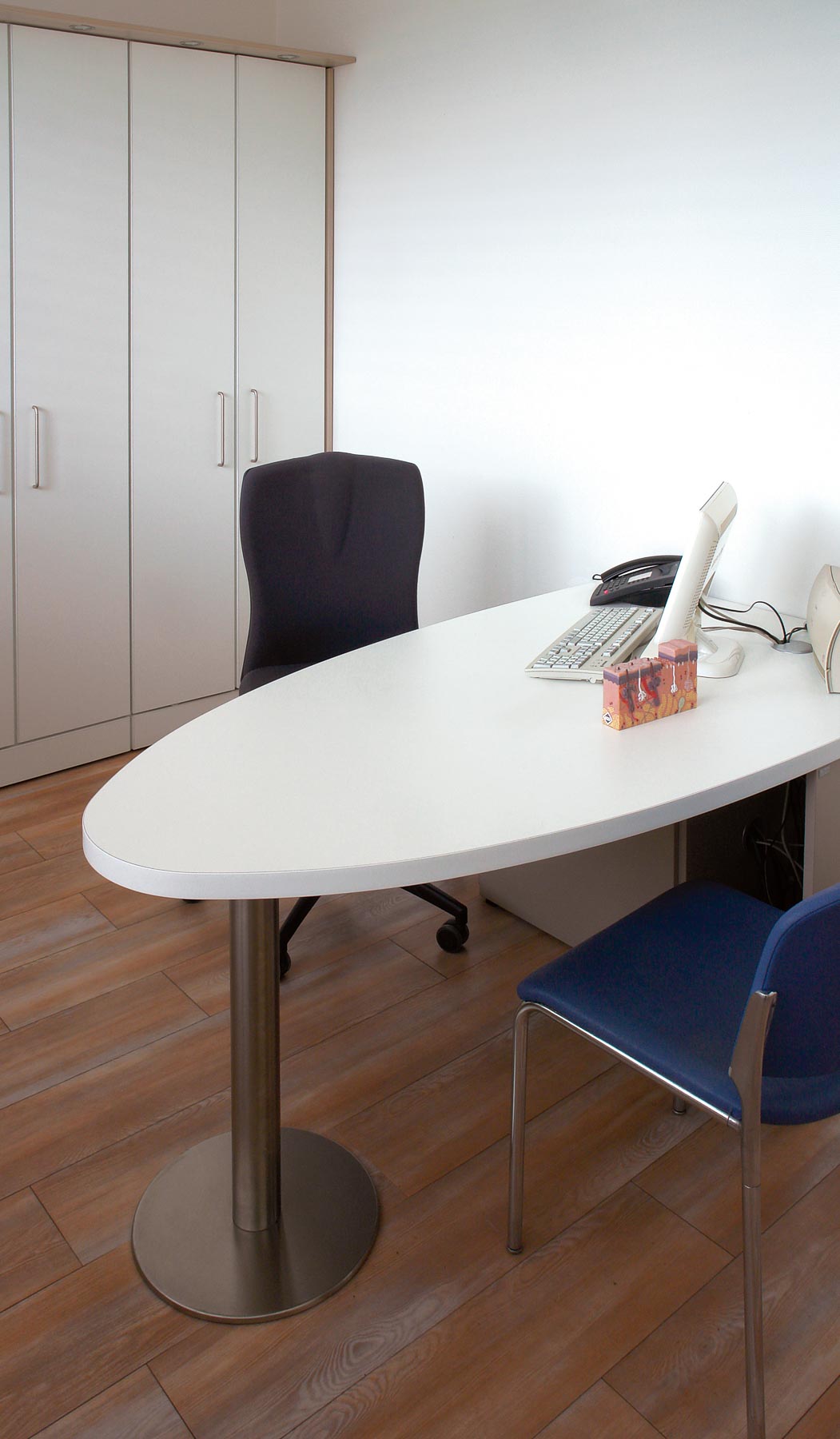 Arztzimmer bzw. Sprechzimmer oder Untersuchungsraum mit Möbeln von ip20 Praxiseinrichtung nach Maß.