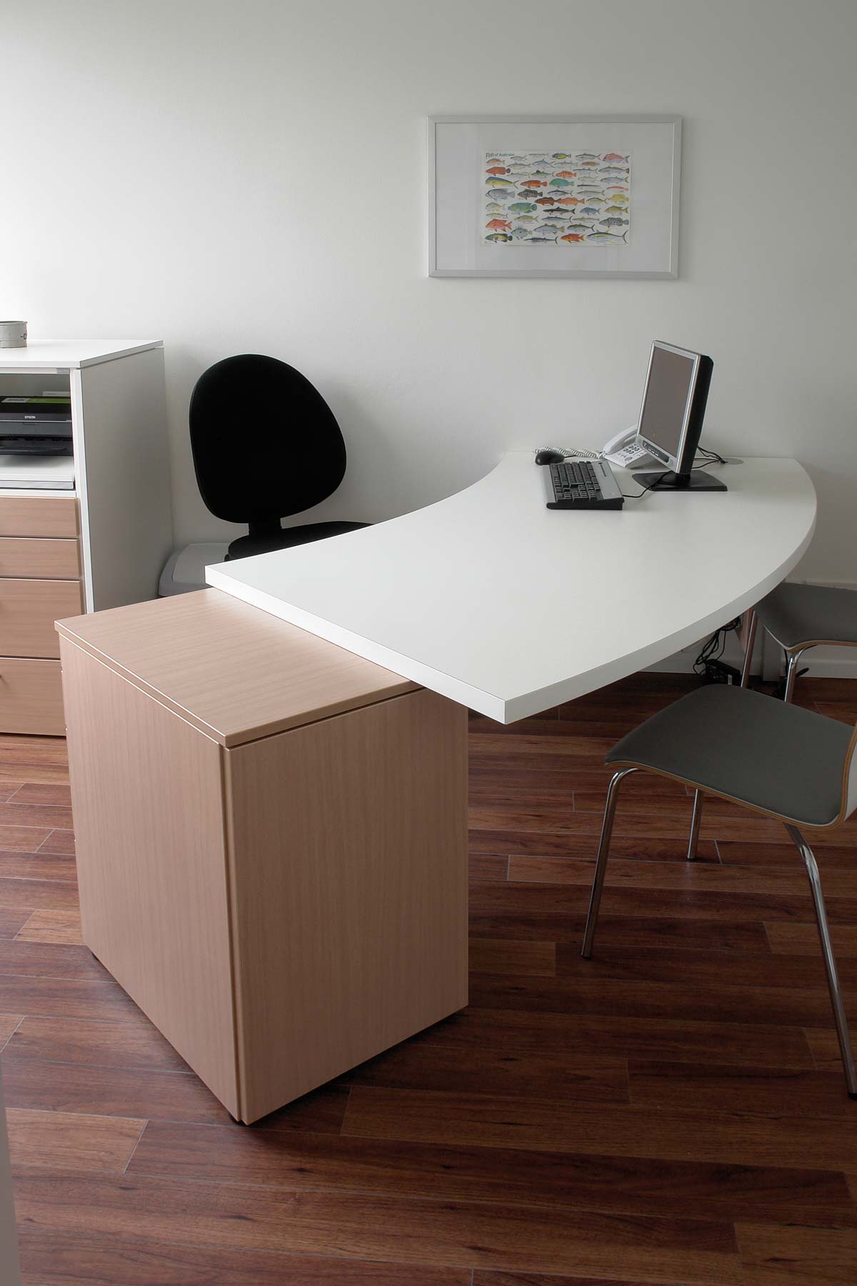 Arztzimmer bzw. Sprechzimmer oder Untersuchungsraum mit Möbeln von ip20 Praxiseinrichtung nach Maß.