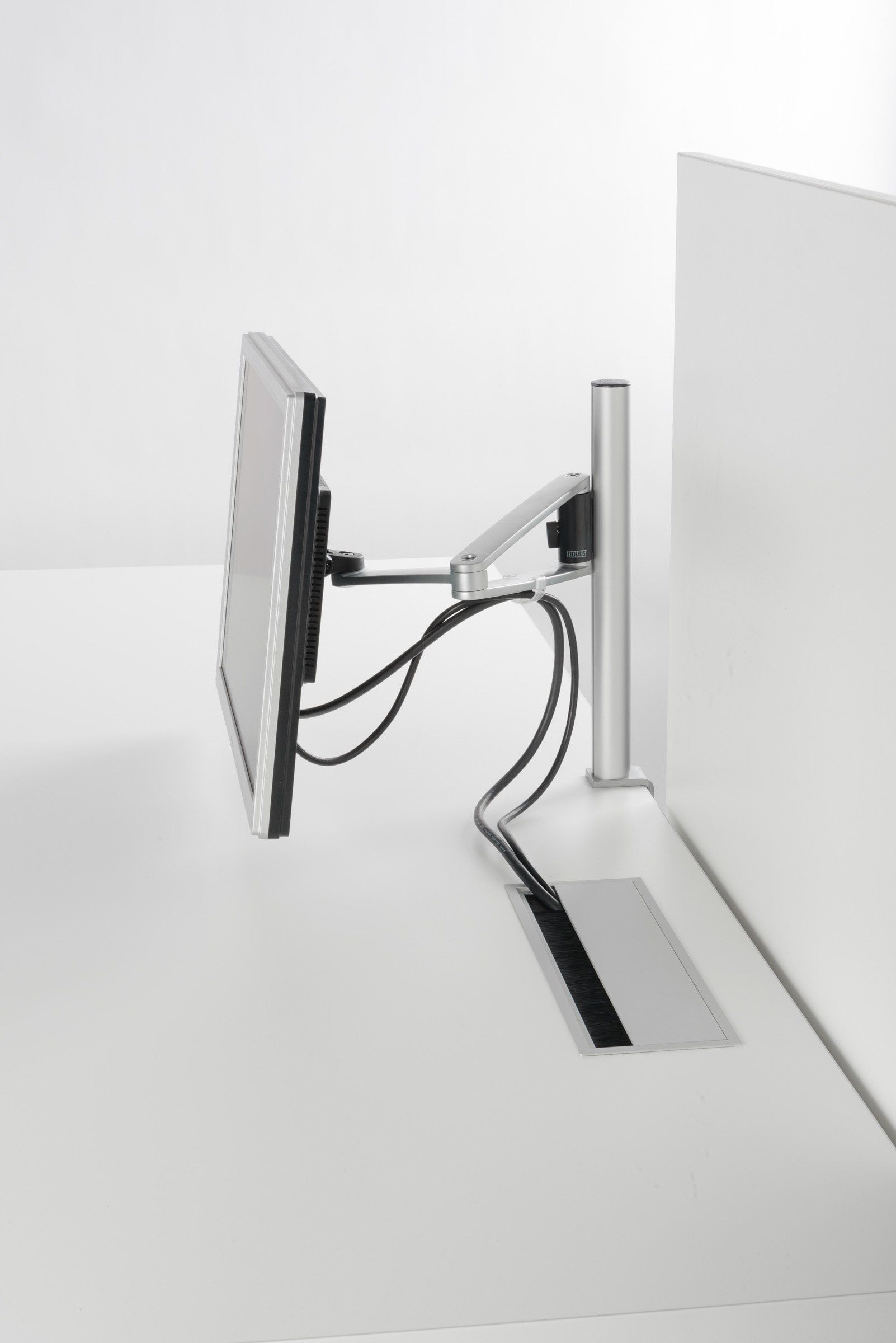 Schreibtisch mit Arm für Monitore von ip20 Büroeinrichtung