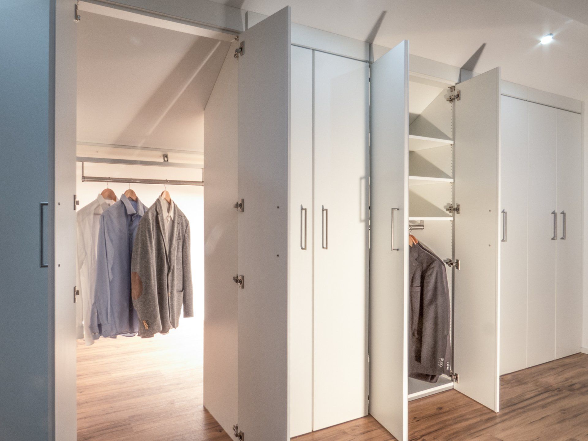 Der dressglider: eine bewegliche Kleiderstange von ip20 Möbel nach Maß