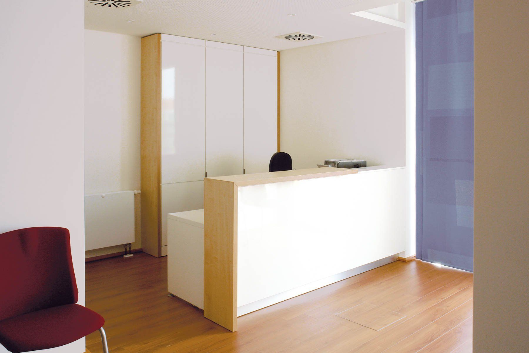 Tresen, Theke, Annahme- und Empfangstresen von ip20 Praxiseinrichtung nach Maß.