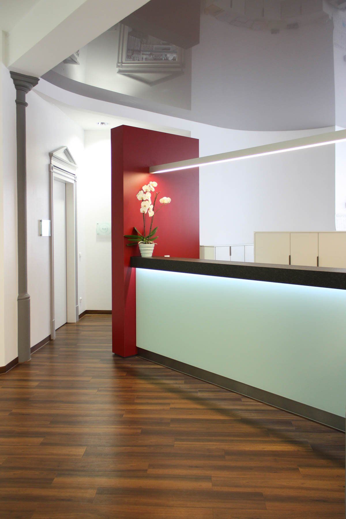 Tresen, Theke, Annahme- und Empfangstresen von ip20 Praxiseinrichtung nach Maß.