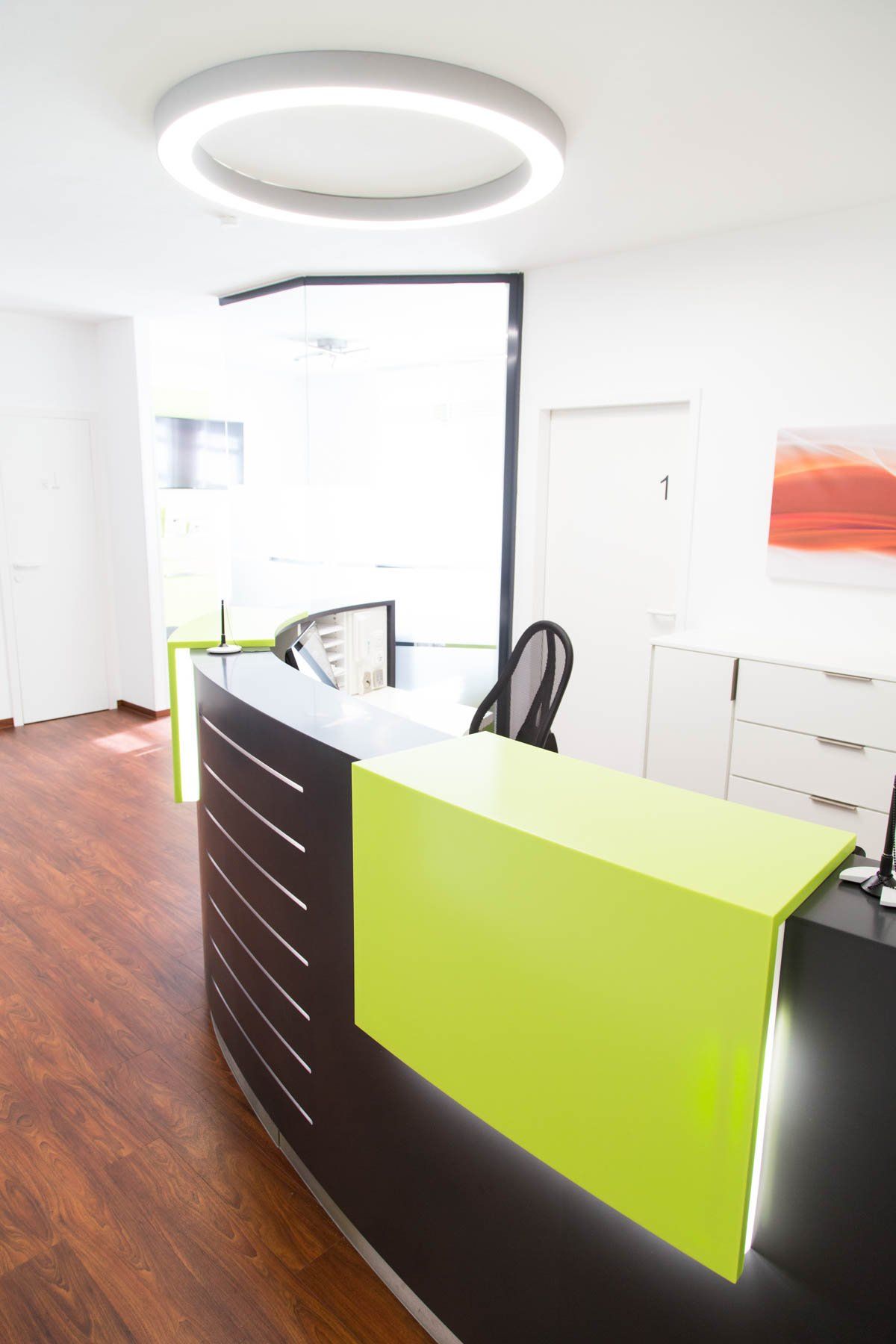 Tresen, Theke, Annahme- und Empfangstresen von ip20 Praxiseinrichtung nach Maß.