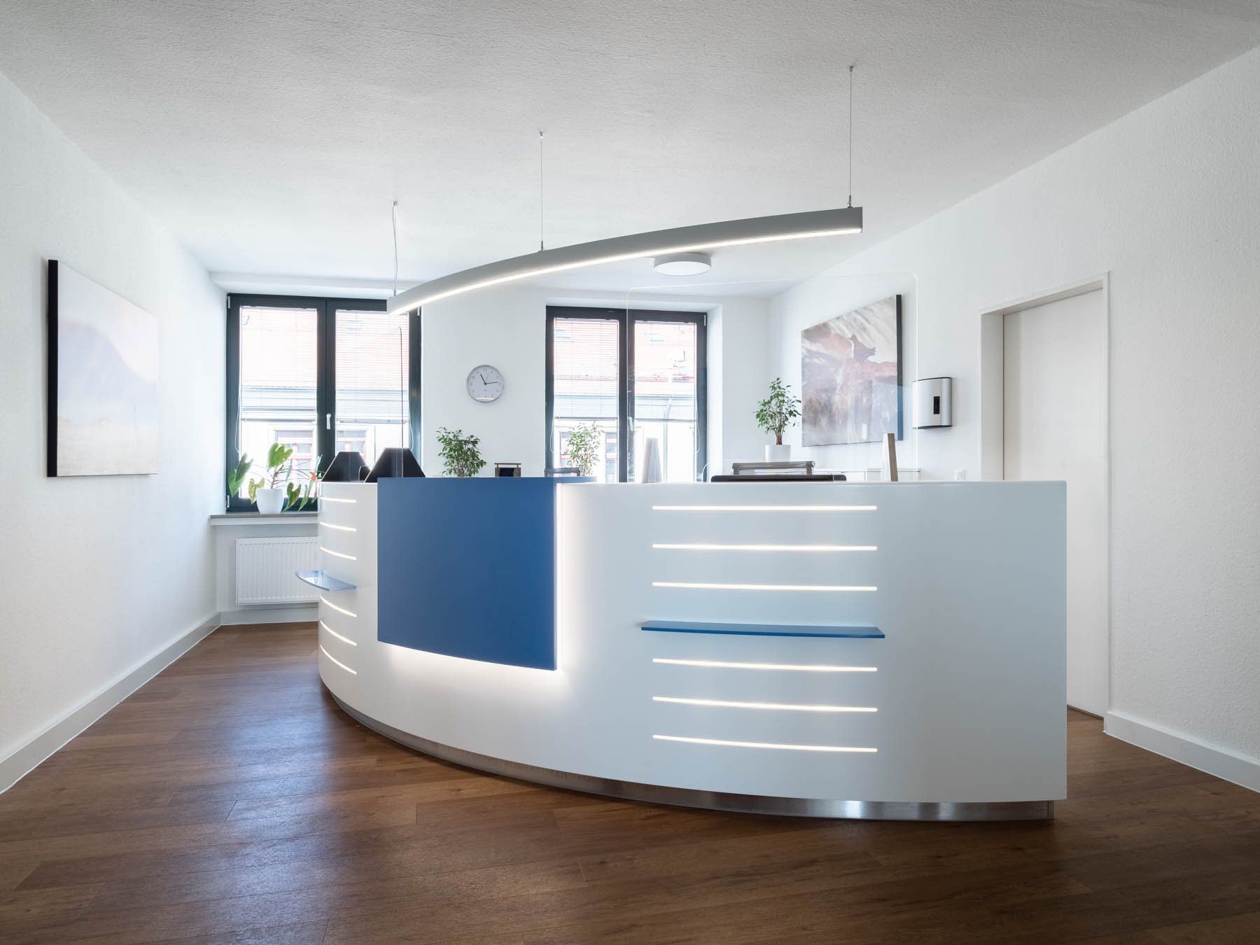 Ein großzügiger Empfangstresen von ip20 Praxiseinrichtung