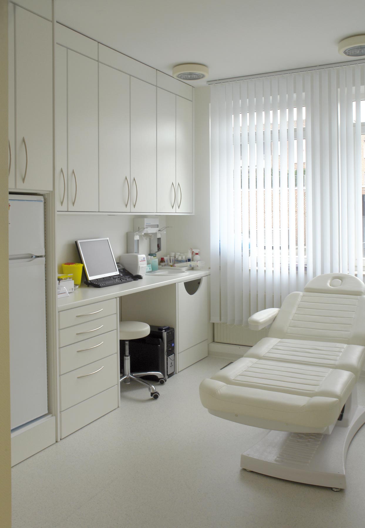 Ein Behandlungszimmer mit Möbeln von ip20 Praxiseinrichtung nach Maß.