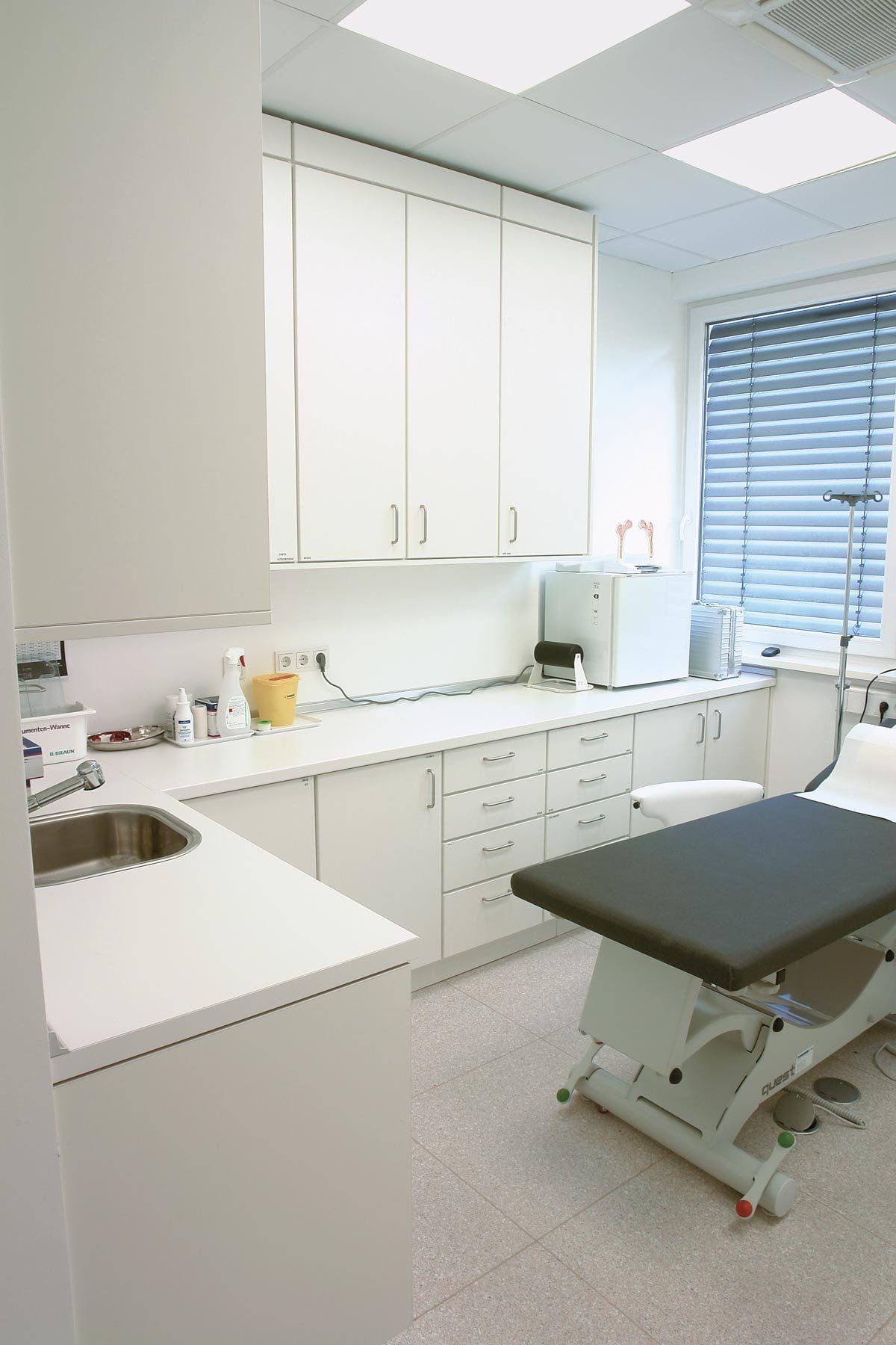 Ein Behandlungszimmer mit Möbeln von ip20 Praxiseinrichtung nach Maß.