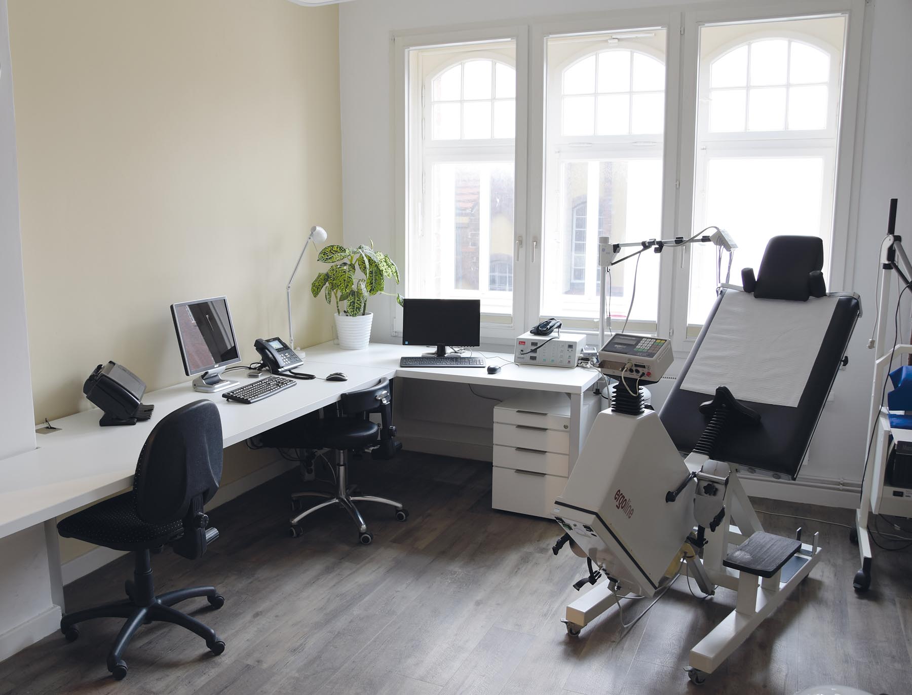 Ein Behandlungszimmer mit Möbeln von ip20 Praxiseinrichtung nach Maß.