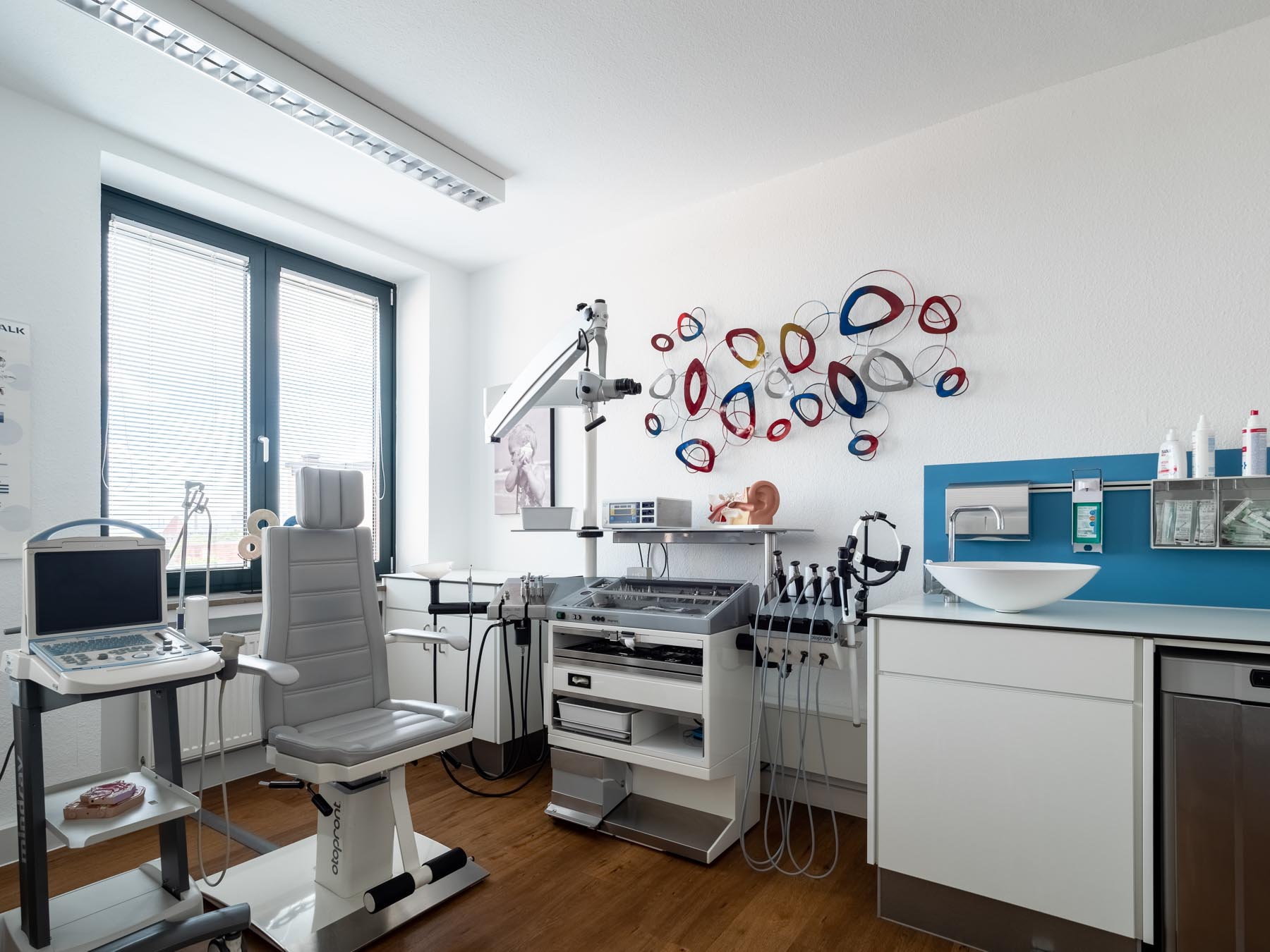 Ein Behandlungszimmer mit Möbeln von ip20 Praxiseinrichtung nach Maß.