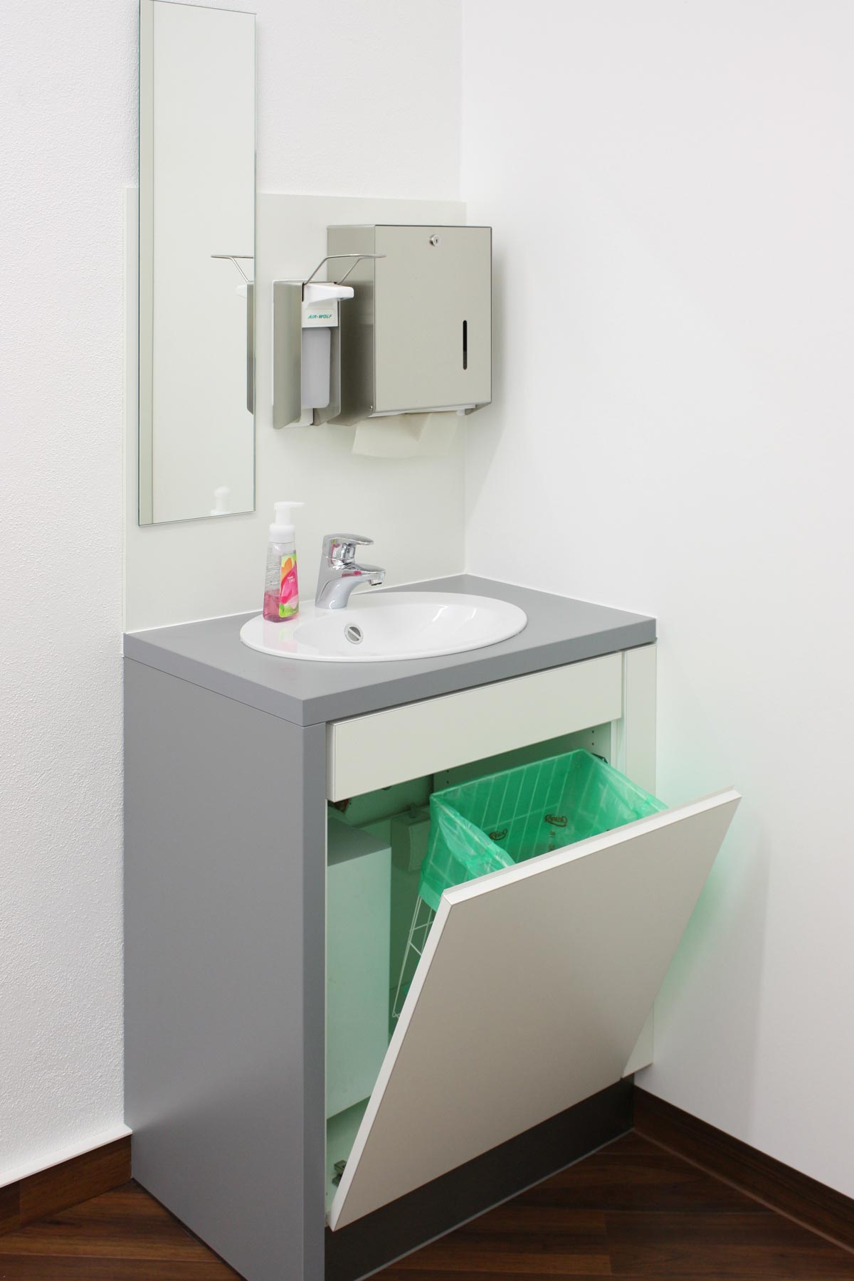 Abwurflösung von ip20 Praxiseinrichtung nach Maß.