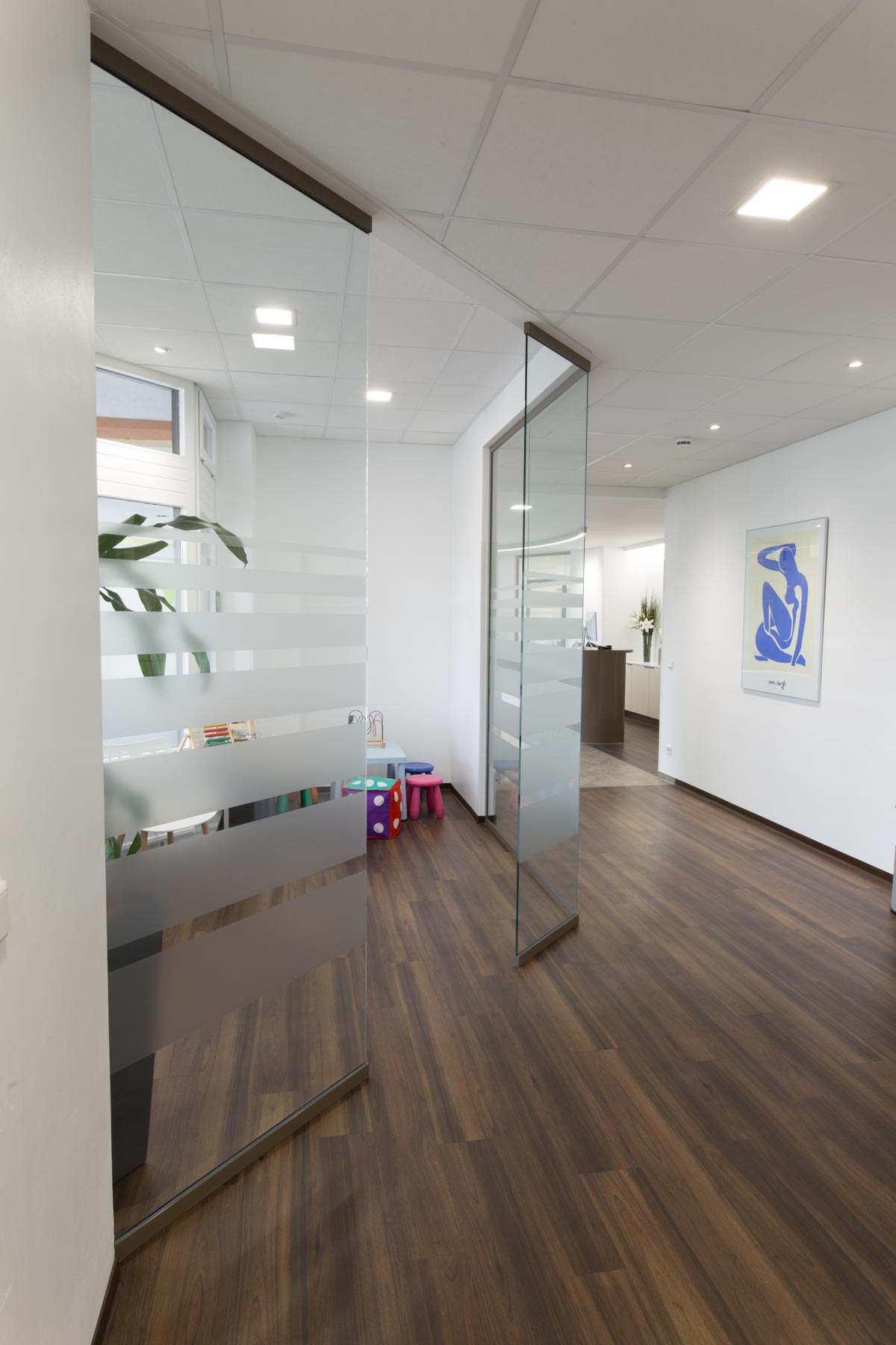 Praxisraum mit Trennwand, Raumtrennung, Raumteiler oder Trennschrank von ip20 Praxiseinrichtung nach Maß.