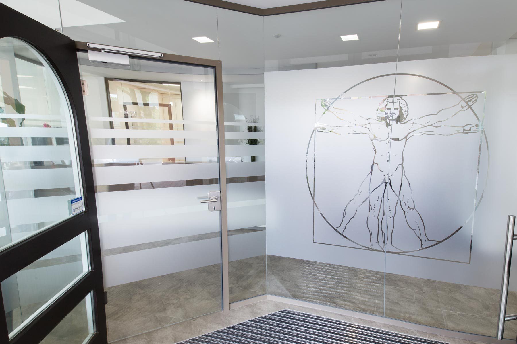 Praxisraum mit Trennwand, Raumtrennung, Raumteiler oder Trennschrank von ip20 Praxiseinrichtung nach Maß.