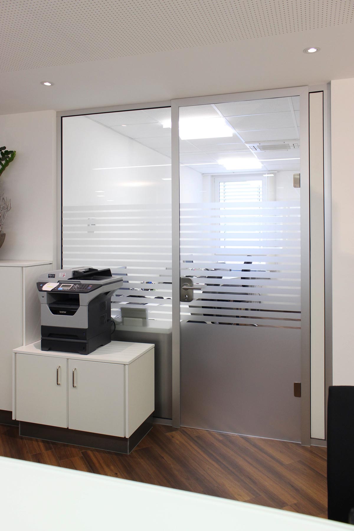 Praxisraum mit Trennwand, Raumtrennung, Raumteiler oder Trennschrank von ip20 Praxiseinrichtung nach Maß.