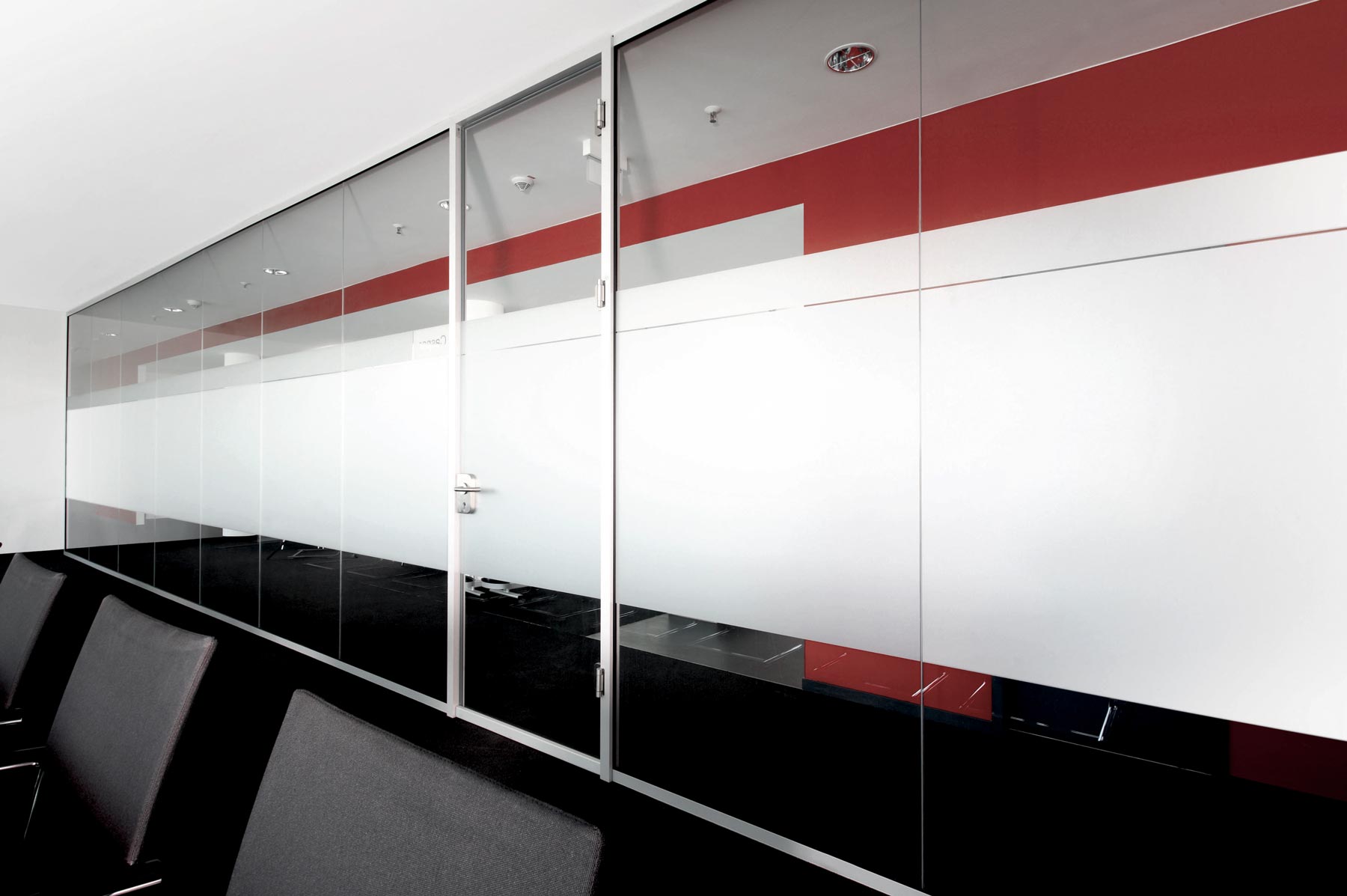 Praxisraum mit Trennwand, Raumtrennung, Raumteiler oder Trennschrank von ip20 Praxiseinrichtung nach Maß.