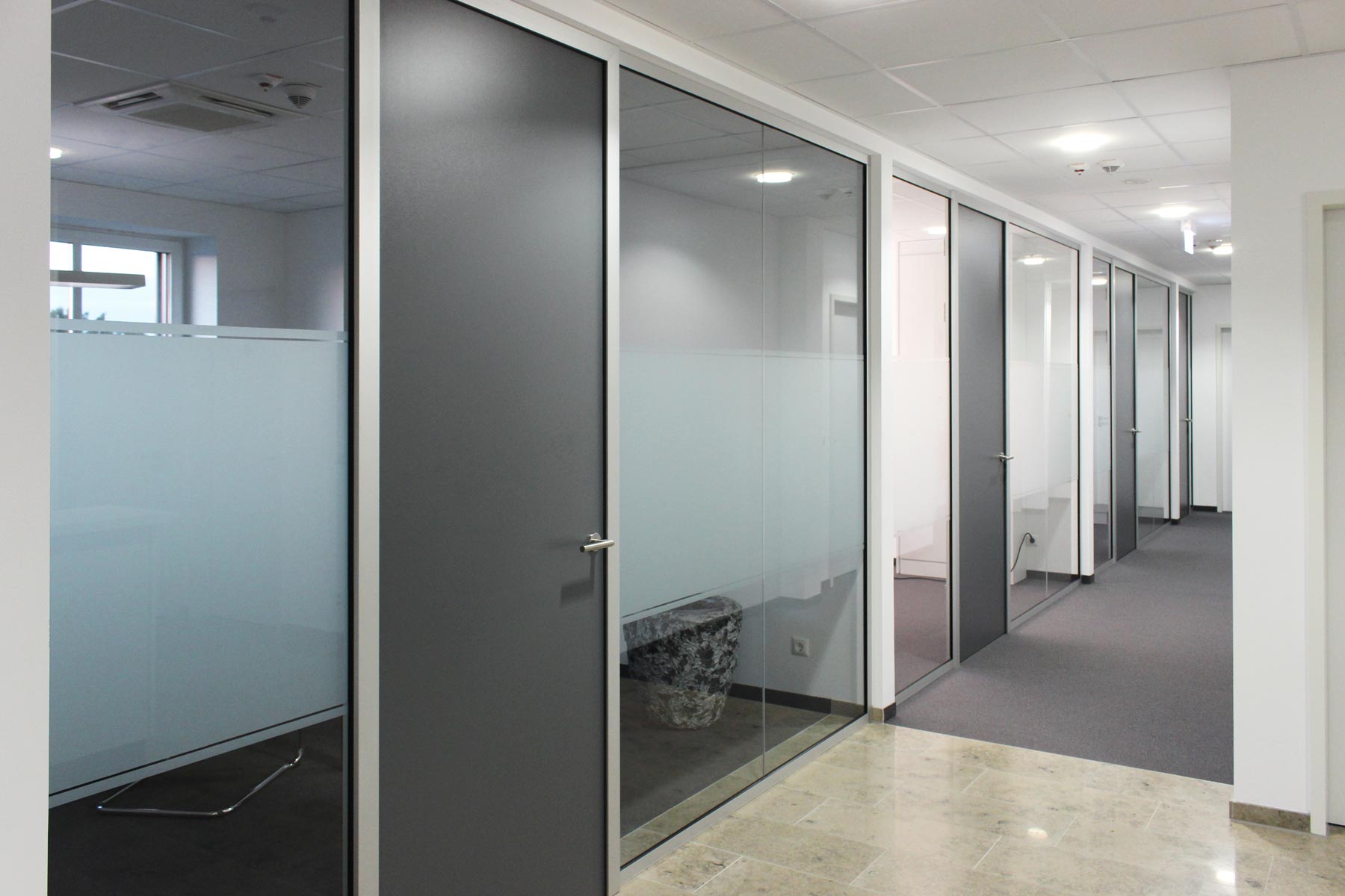 Trennwand, Raumtrennung, Raumteiler von ip20 Büroeinrichtung nach Maß.