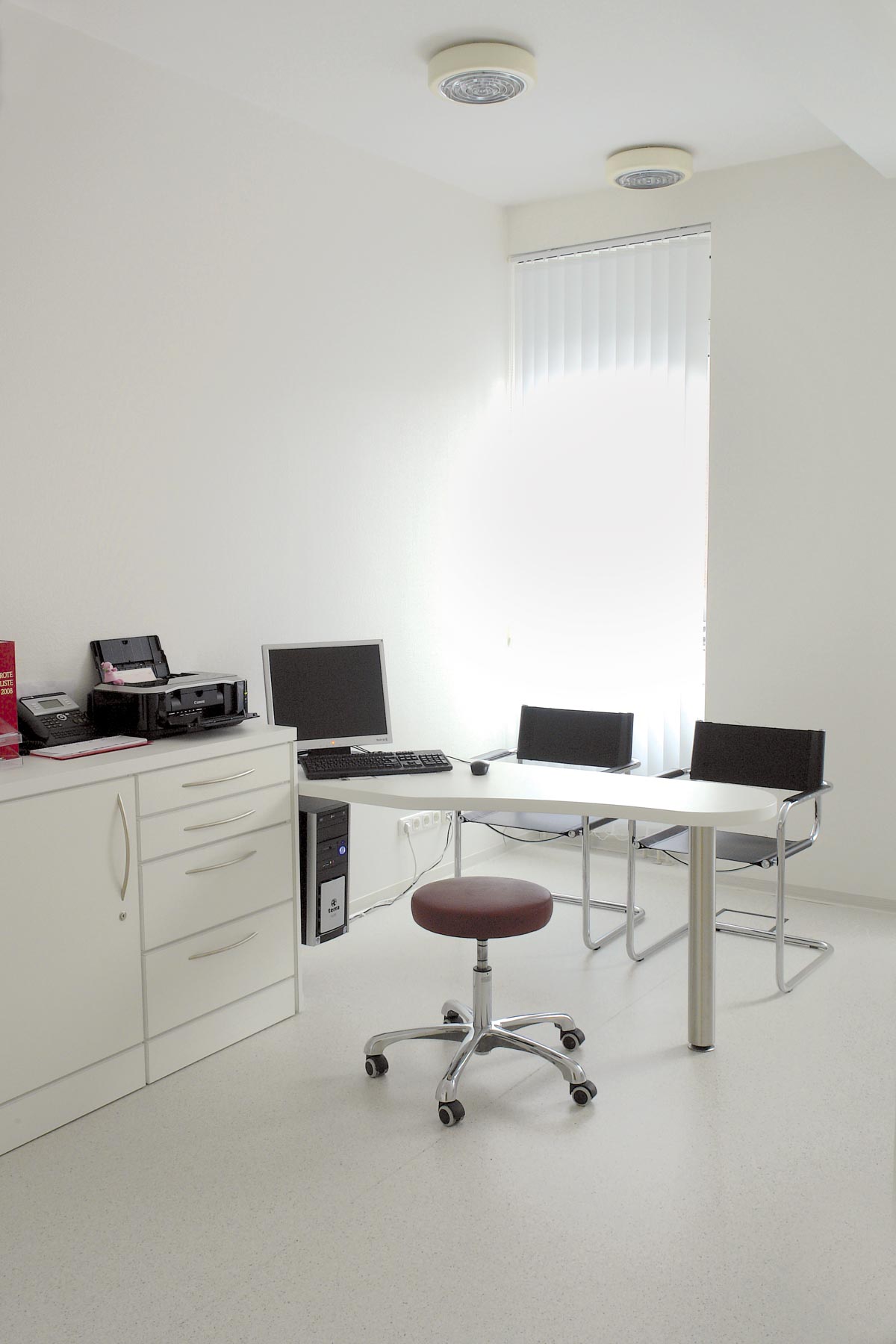 Arztzimmer bzw. Sprechzimmer oder Untersuchungsraum mit Möbeln von ip20 Praxiseinrichtung nach Maß.