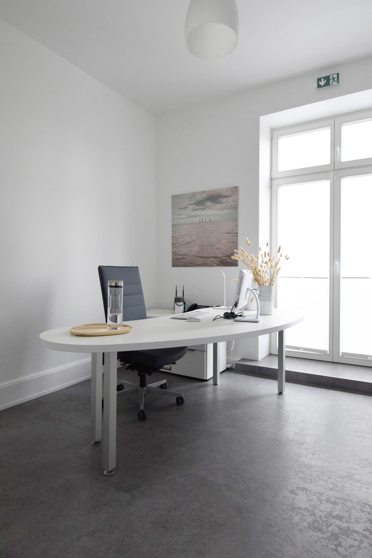 Arbeitsplatz mit Tisch und Schrank von ip20 Büroeinrichtung