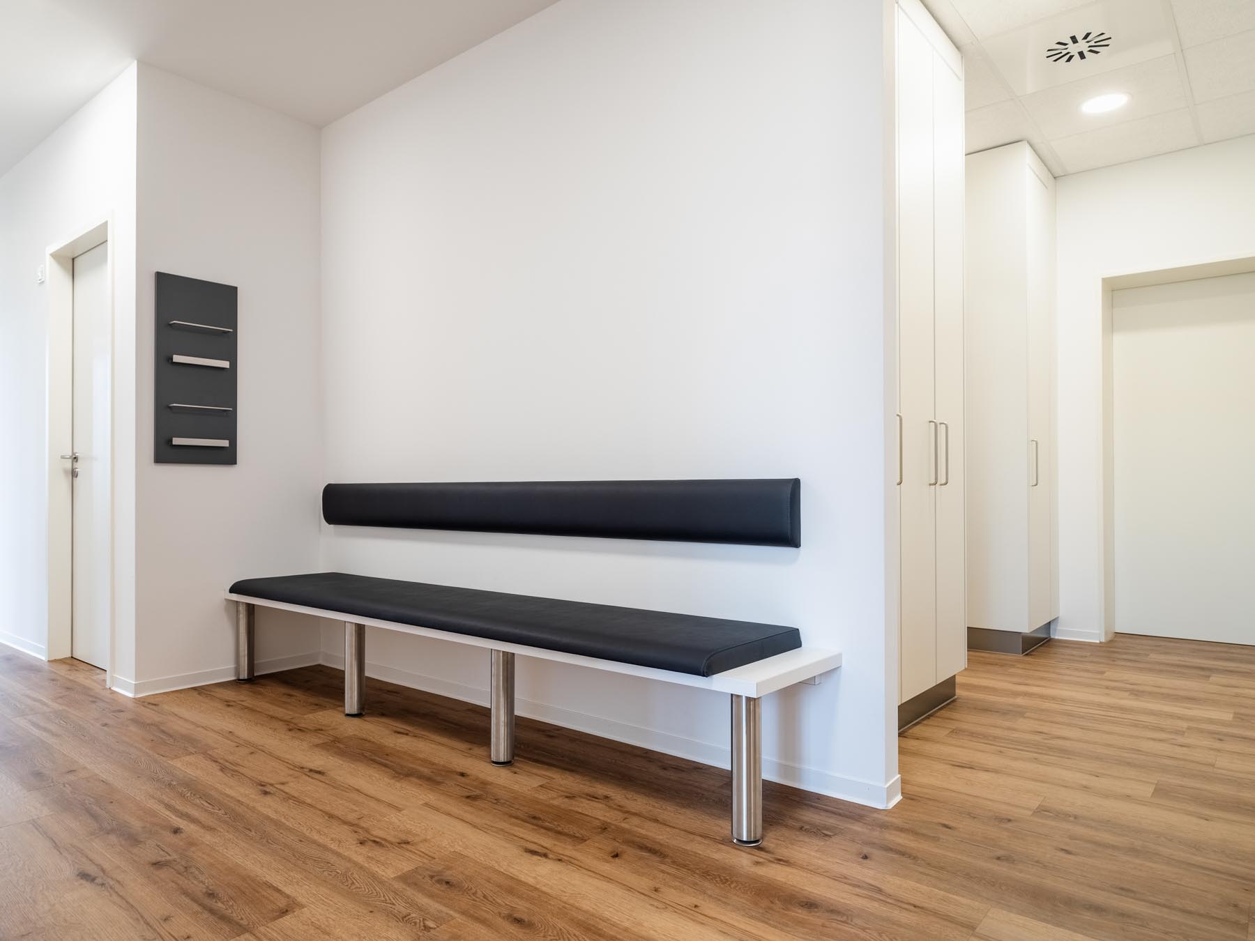 Wartezimmer mit Sitzmöbeln von ip20 Praxiseinrichtung nach Maß.