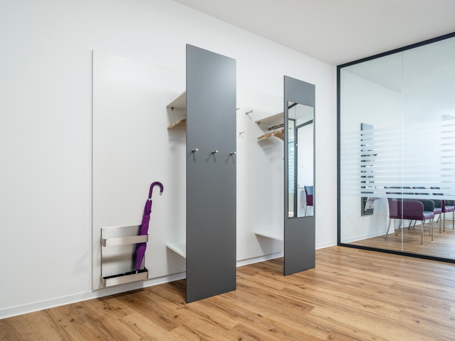 Wartezimmer mit Garderobe von ip20 Praxiseinrichtung nach Maß.