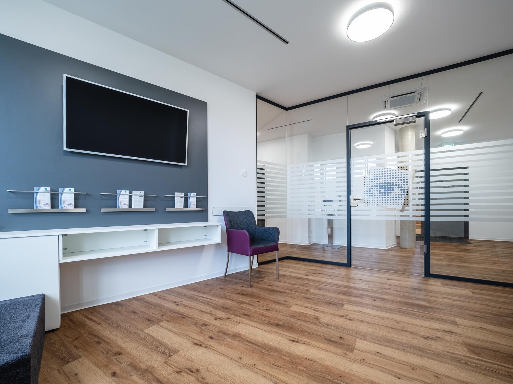 Wartezimmer mit Sitzmöbeln von ip20 Praxiseinrichtung nach Maß.