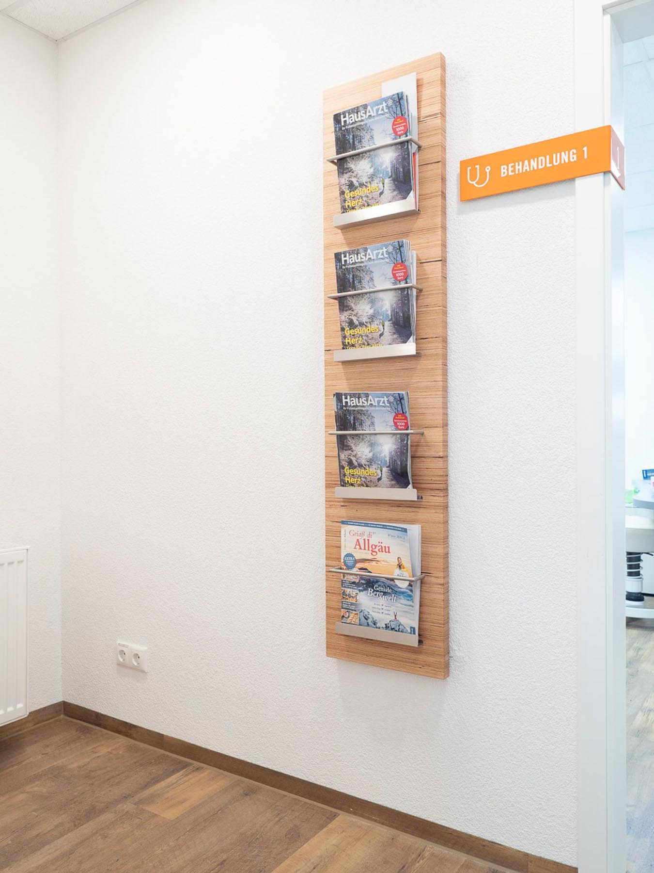 Wartezimmer mit Zeitschriftenregal von ip20 Praxiseinrichtung nach Maß.