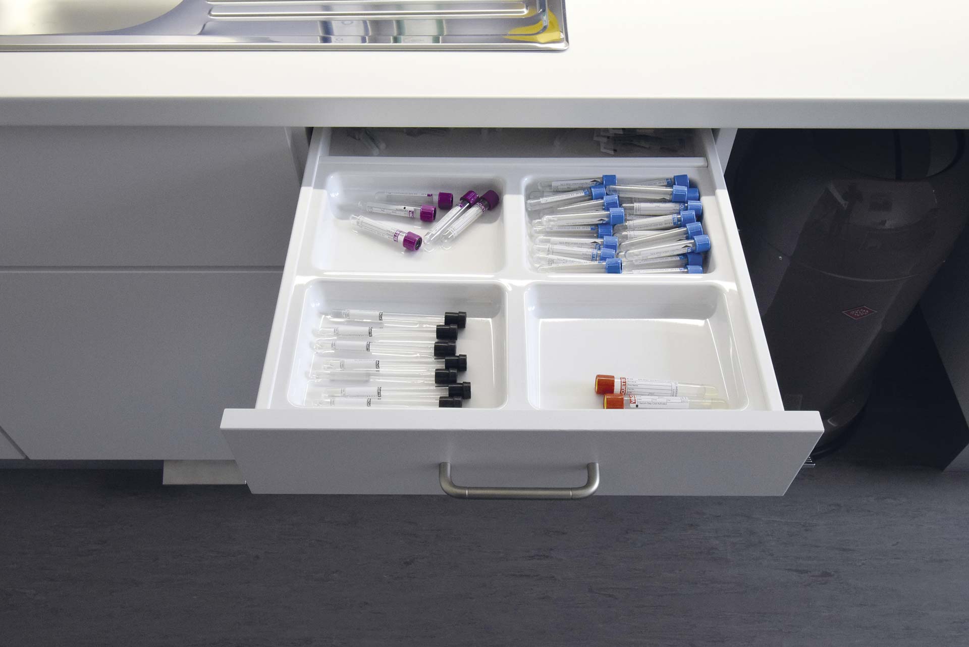 Zubehör-Schubladen von ip20 Praxiseinrichtung nach Maß.