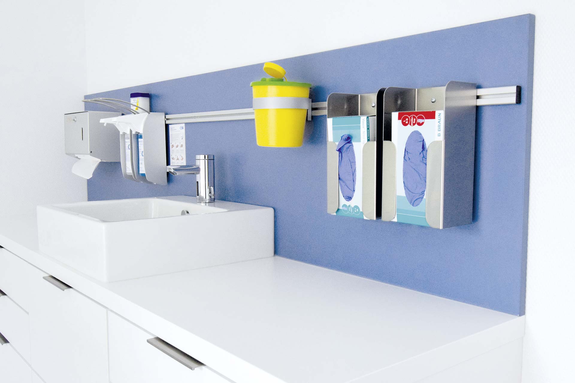 Das Relingsystem MedFlexx, erhältlich bei ip20 Praxiseinrichtung nach Maß.