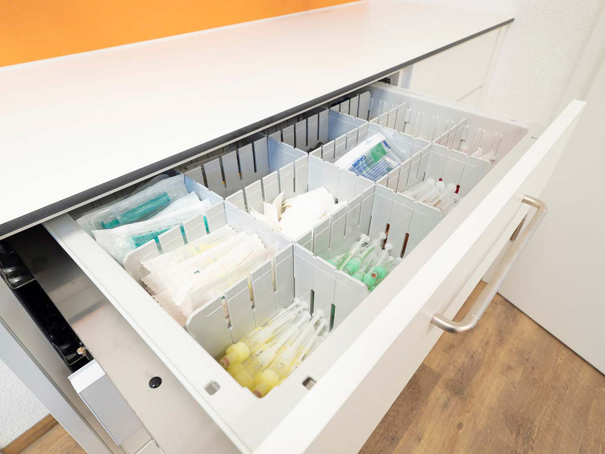 Medizinische Schubladen von ip20 Praxiseinrichtung nach Maß.